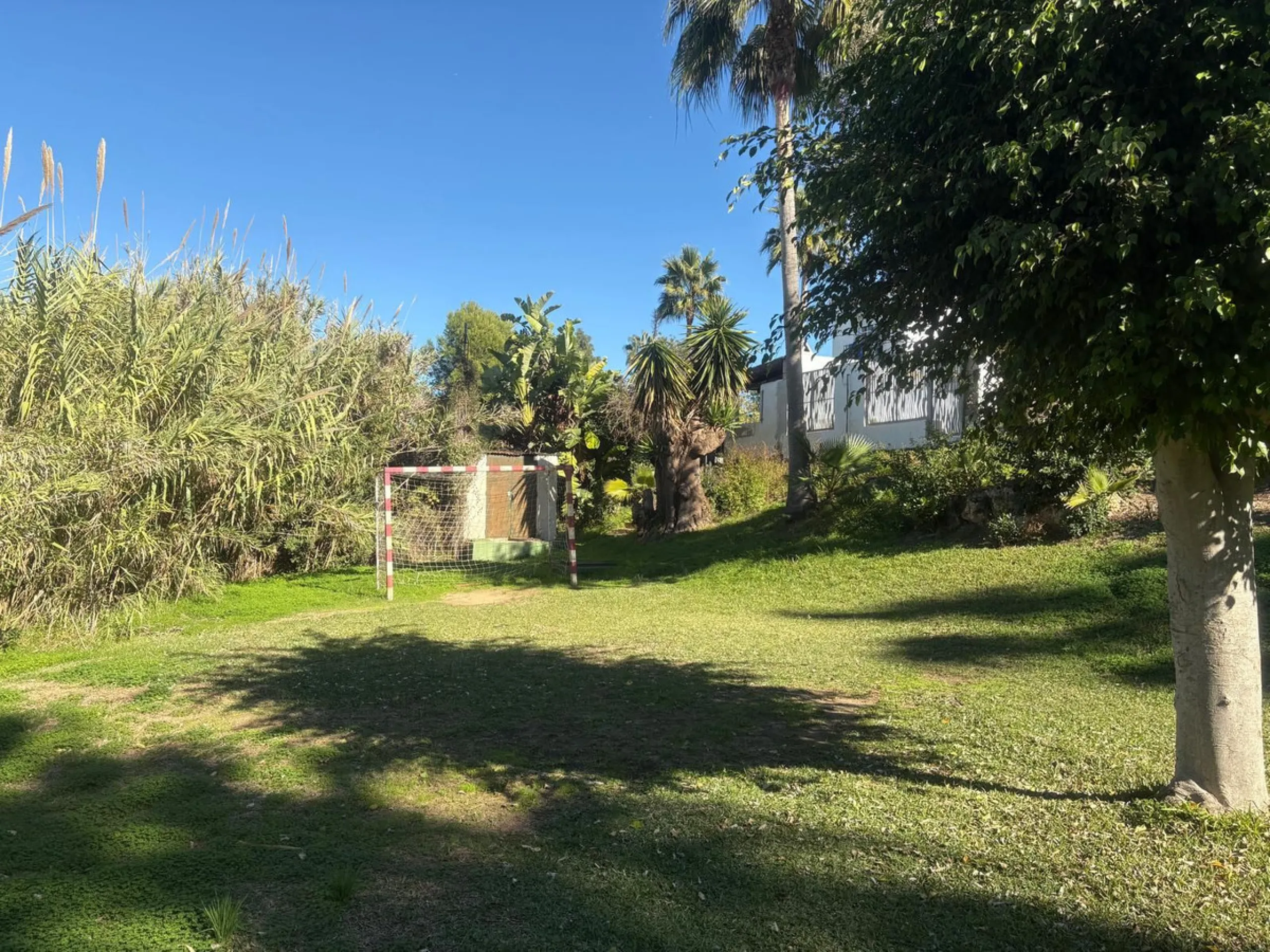 This beautiful semi-detached corner house located in the renowned Residencial Diana, in Estepona, stands out for its spaciousness, light and comfort, offering an ideal lifestyle for families looking for space and quality in a quiet and well-connected area
