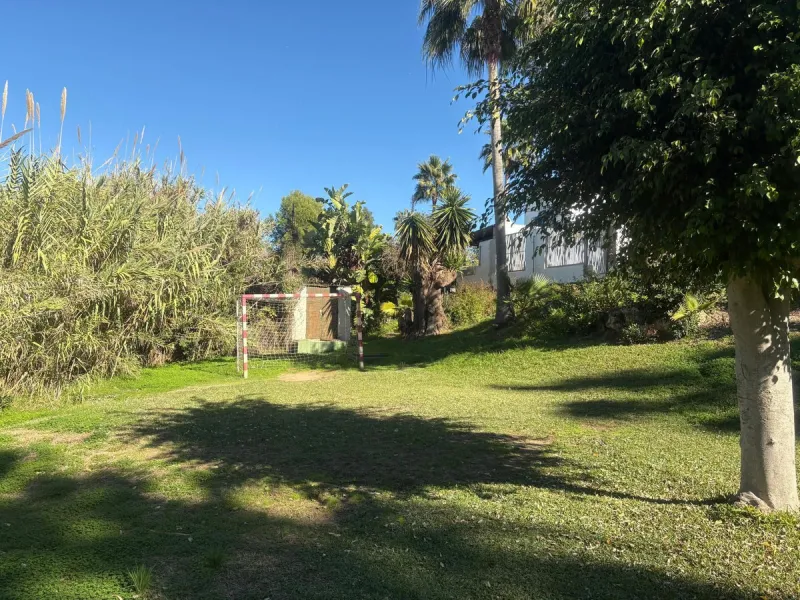 This beautiful semi-detached corner house located in the renowned Residencial Diana, in Estepona, stands out for its spaciousness, light and comfort, offering an ideal lifestyle for families looking for space and quality in a quiet and well-connected area