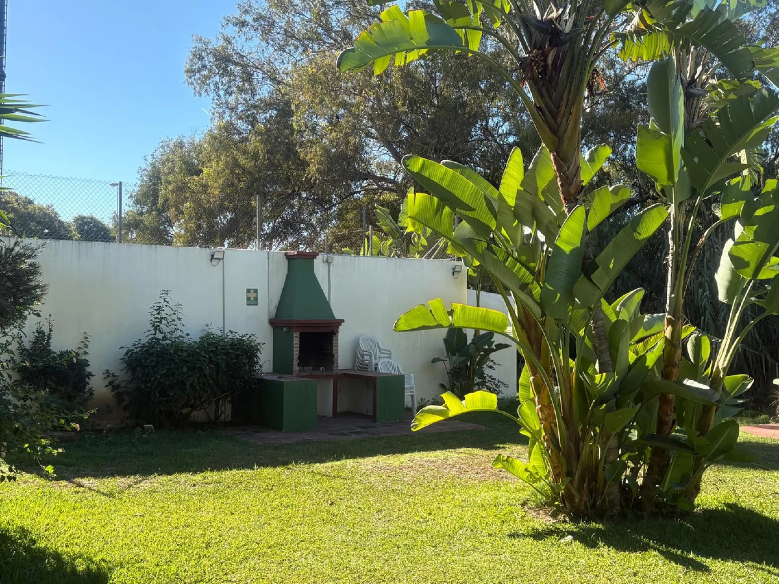 This beautiful semi-detached corner house located in the renowned Residencial Diana, in Estepona, stands out for its spaciousness, light and comfort, offering an ideal lifestyle for families looking for space and quality in a quiet and well-connected area