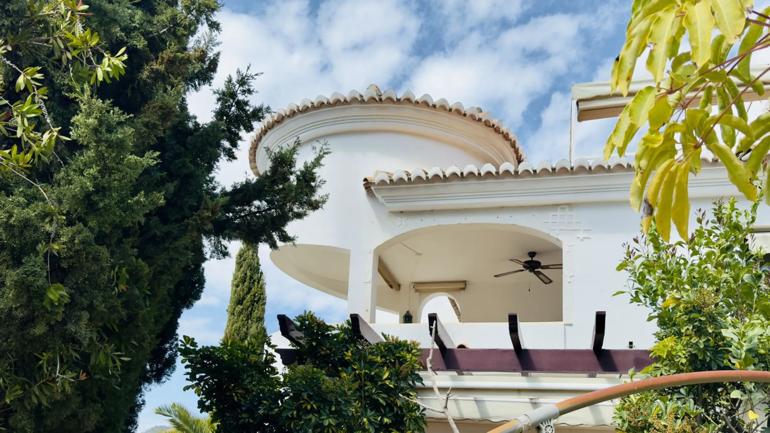 Corner townhouse with stunning sea views, large private garden and great potential – Buena Vista, Mijas