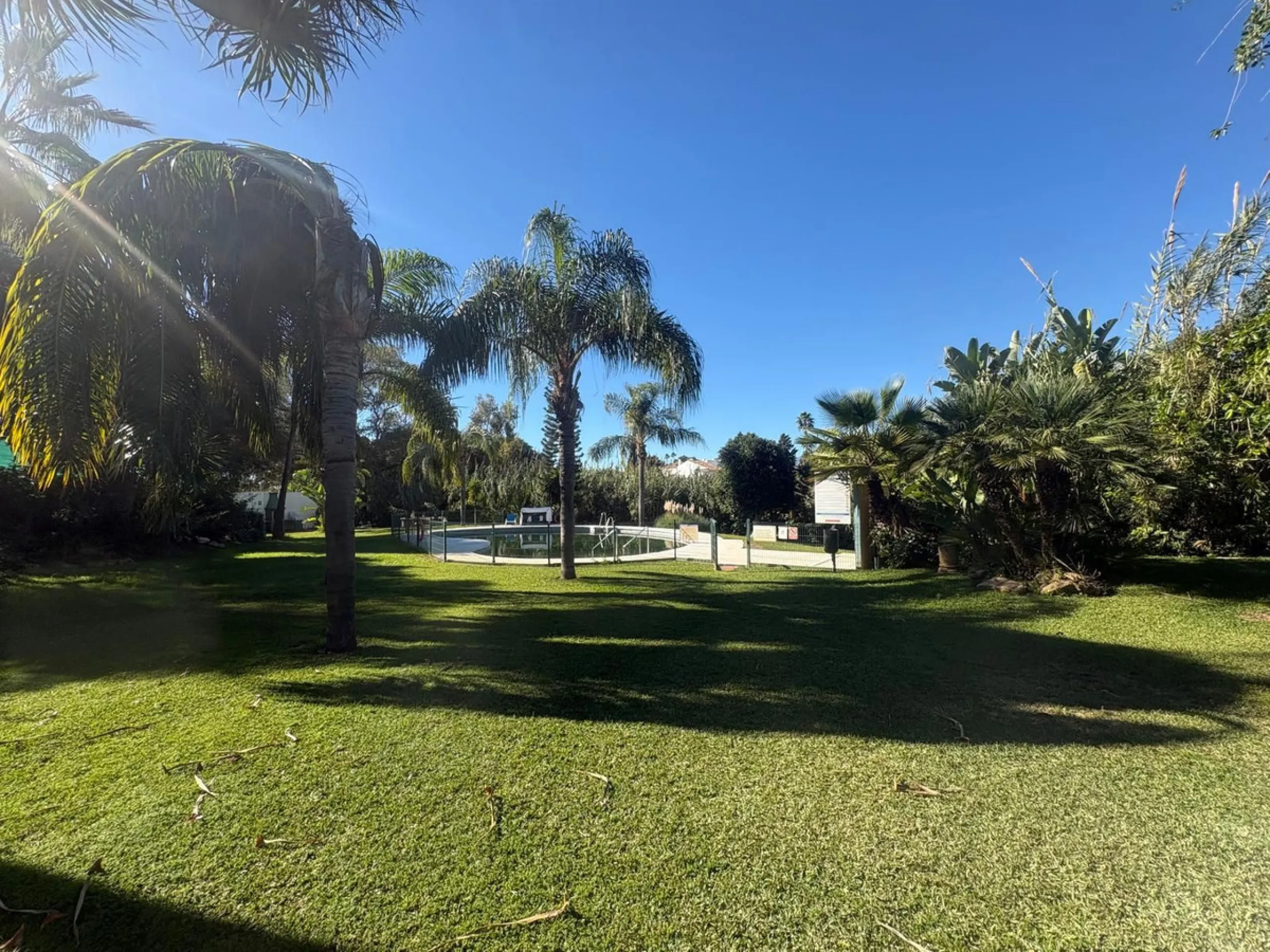This beautiful semi-detached corner house located in the renowned Residencial Diana, in Estepona, stands out for its spaciousness, light and comfort, offering an ideal lifestyle for families looking for space and quality in a quiet and well-connected area