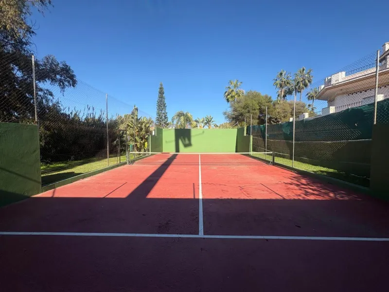This beautiful semi-detached corner house located in the renowned Residencial Diana, in Estepona, stands out for its spaciousness, light and comfort, offering an ideal lifestyle for families looking for space and quality in a quiet and well-connected area