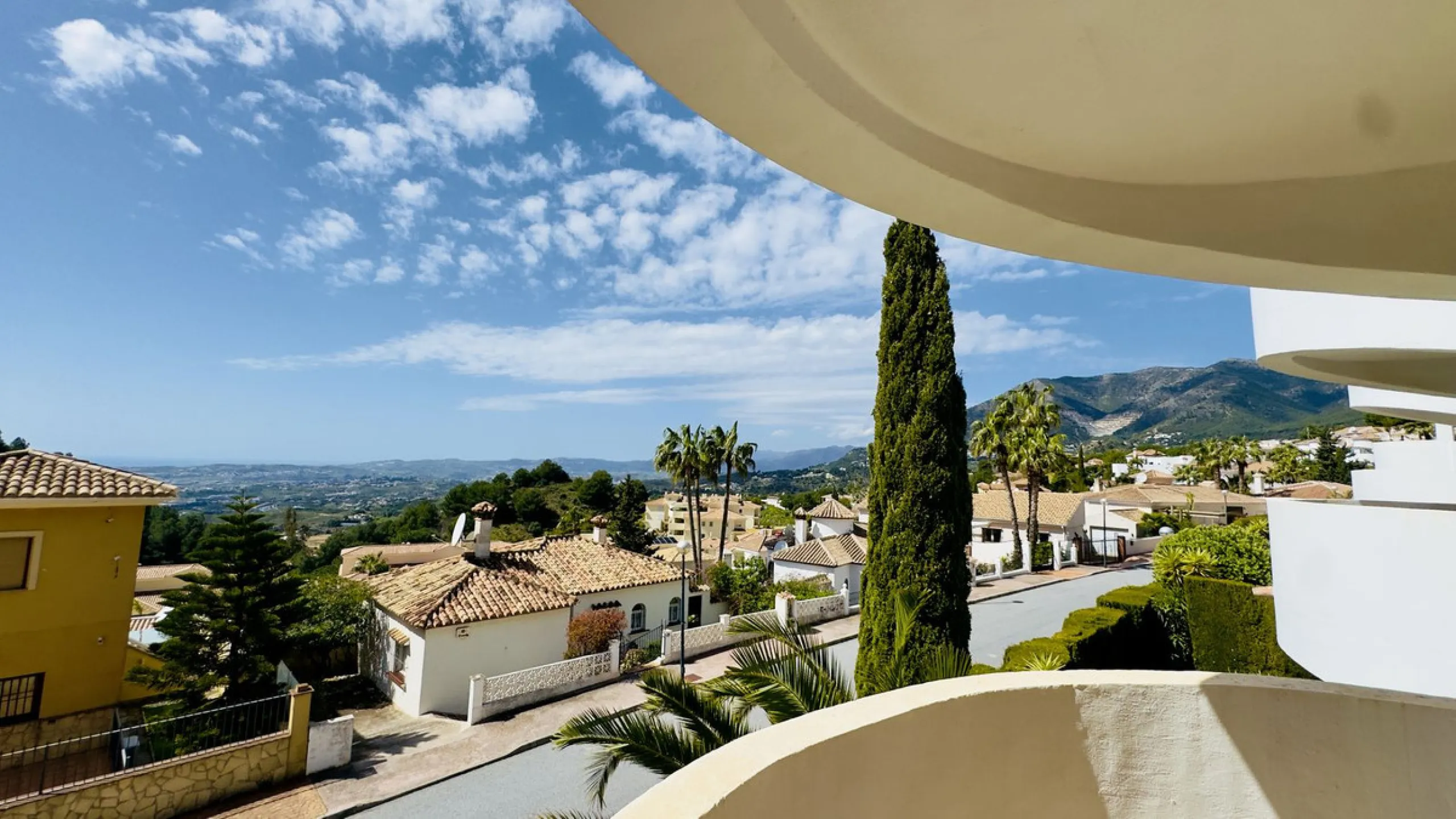 Corner townhouse with stunning sea views, large private garden and great potential – Buena Vista, Mijas