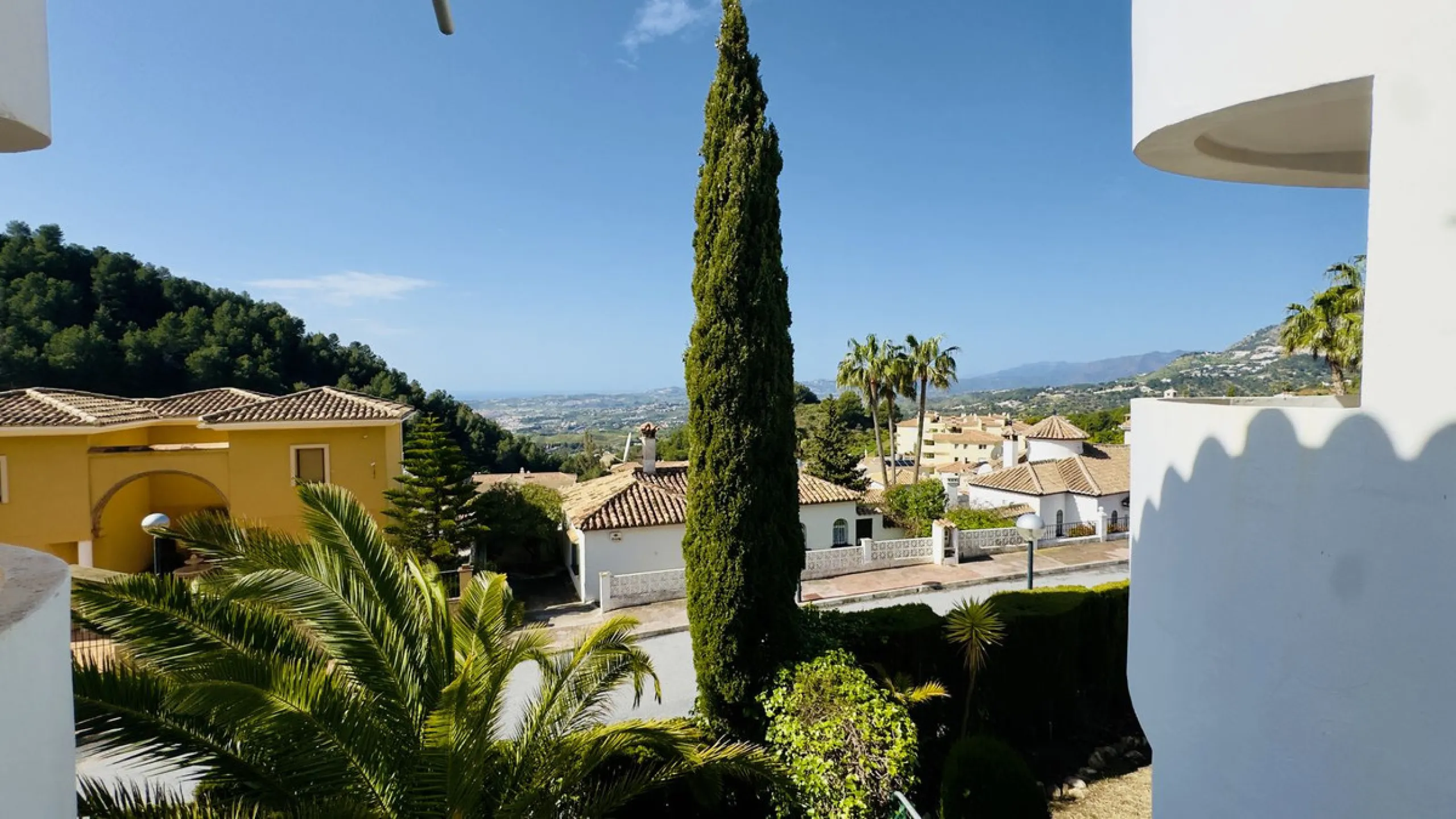 Corner townhouse with stunning sea views, large private garden and great potential – Buena Vista, Mijas