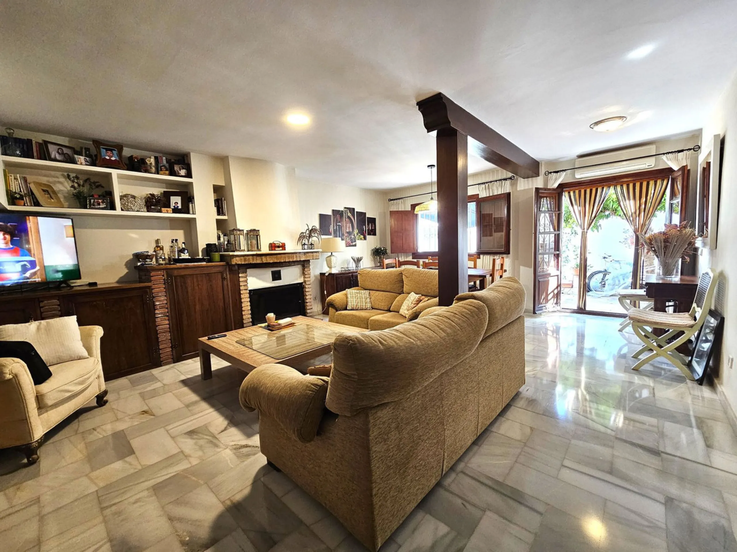 This charming and traditional Andalucian townhouse is located within Benahavis village, a short walk into the centre where you have a large selection of restaurants, bars and all other amenities.