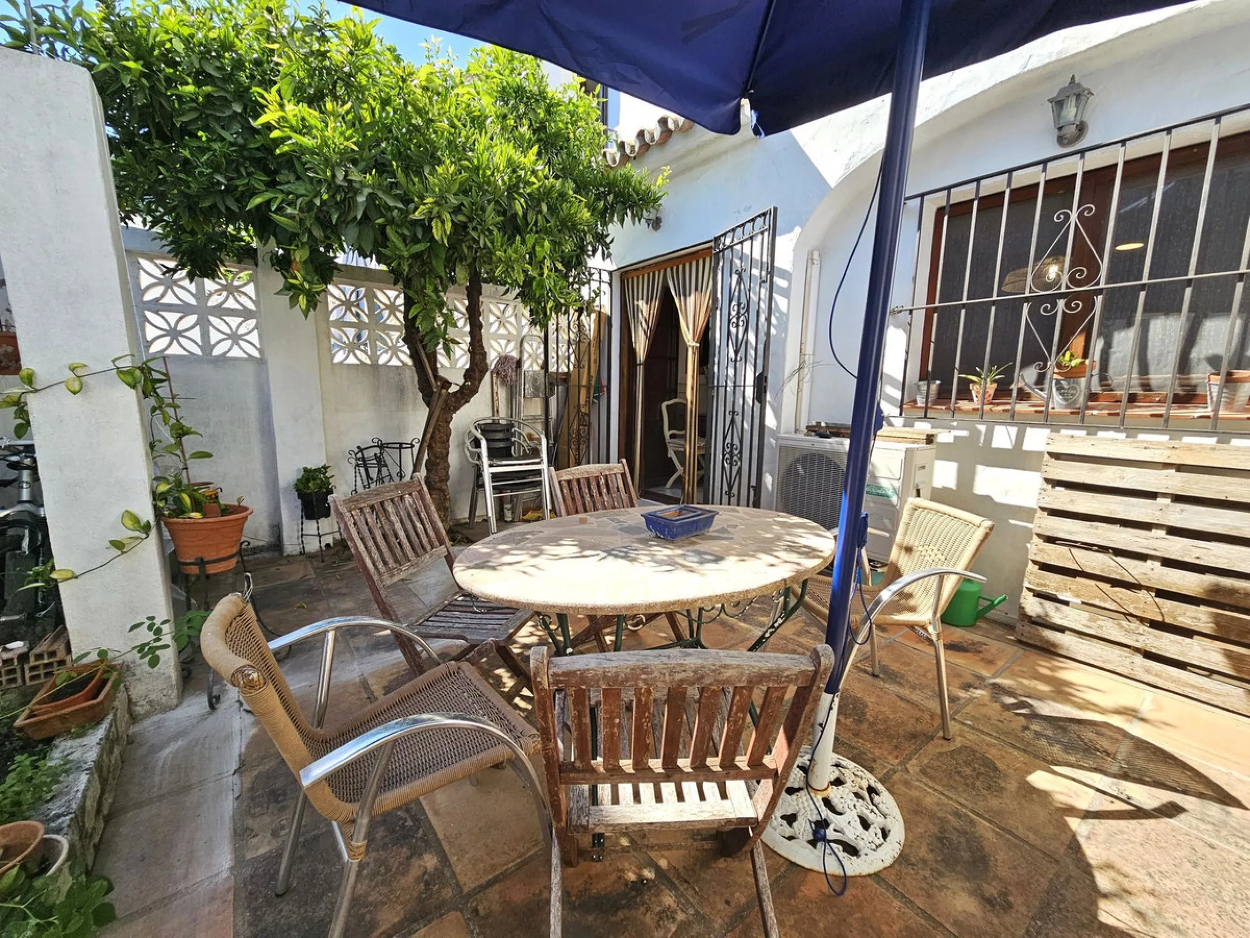 This charming and traditional Andalucian townhouse is located within Benahavis village, a short walk into the centre where you have a large selection of restaurants, bars and all other amenities.