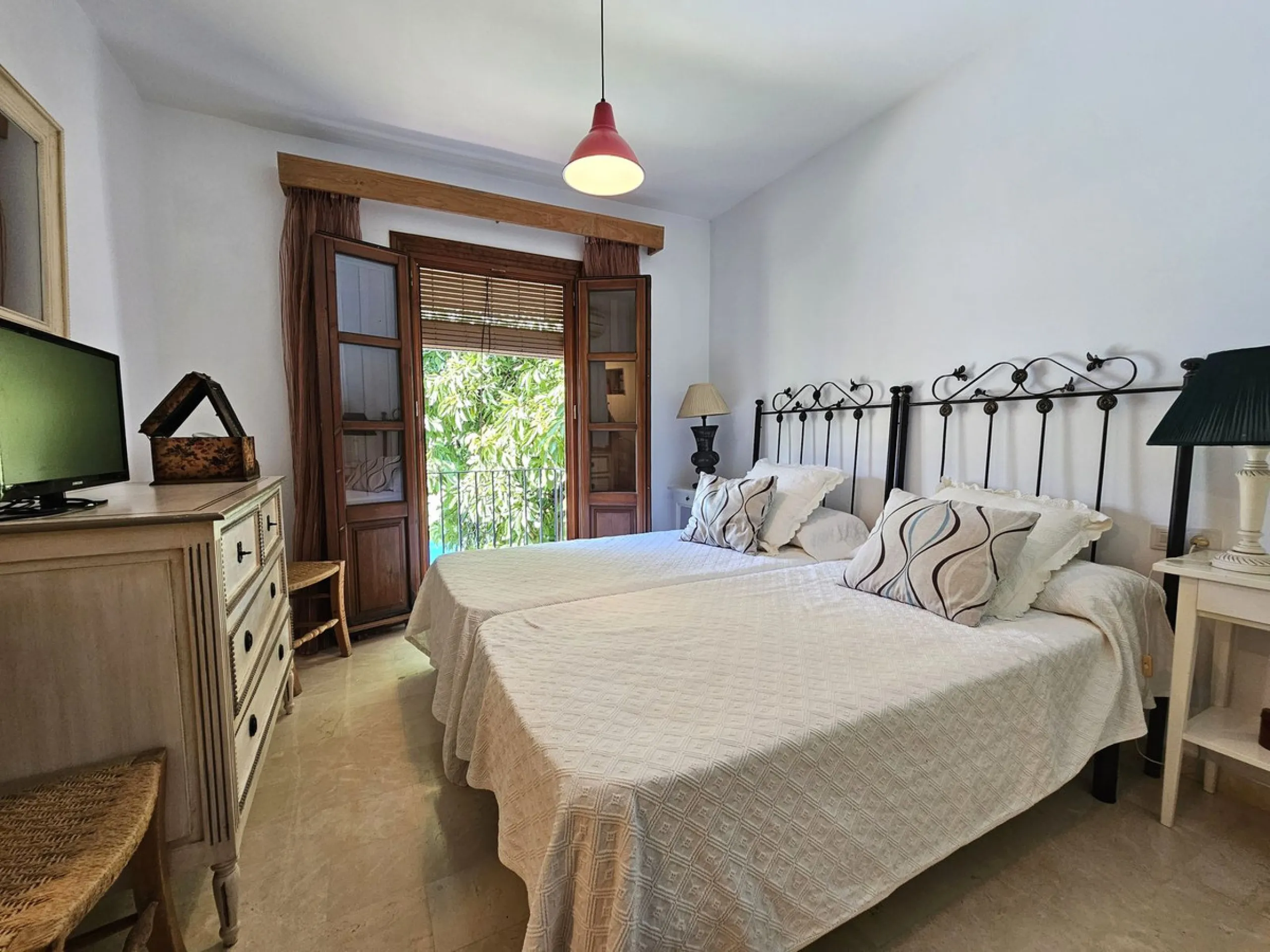 This charming and traditional Andalucian townhouse is located within Benahavis village, a short walk into the centre where you have a large selection of restaurants, bars and all other amenities.