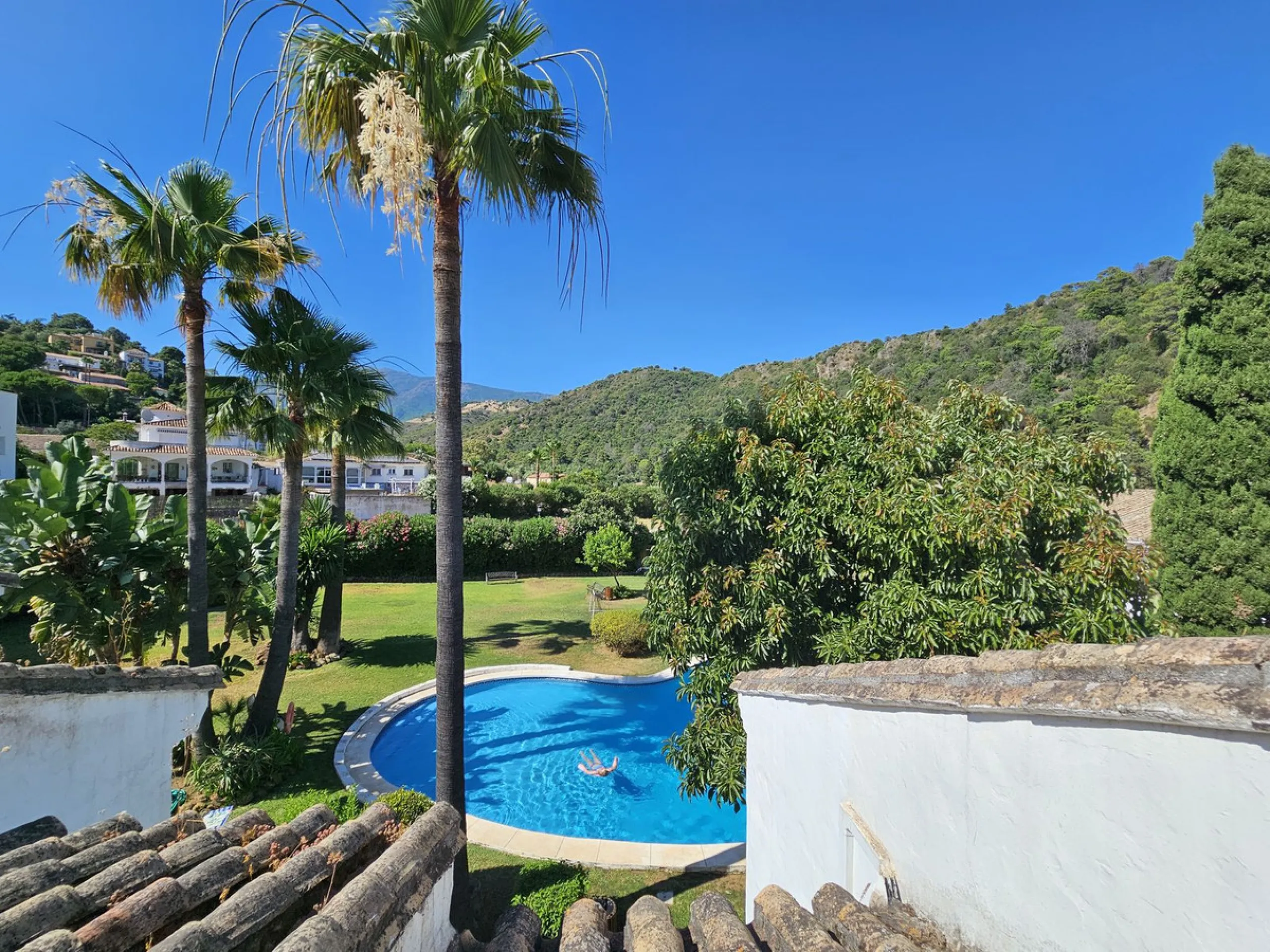 This charming and traditional Andalucian townhouse is located within Benahavis village, a short walk into the centre where you have a large selection of restaurants, bars and all other amenities.