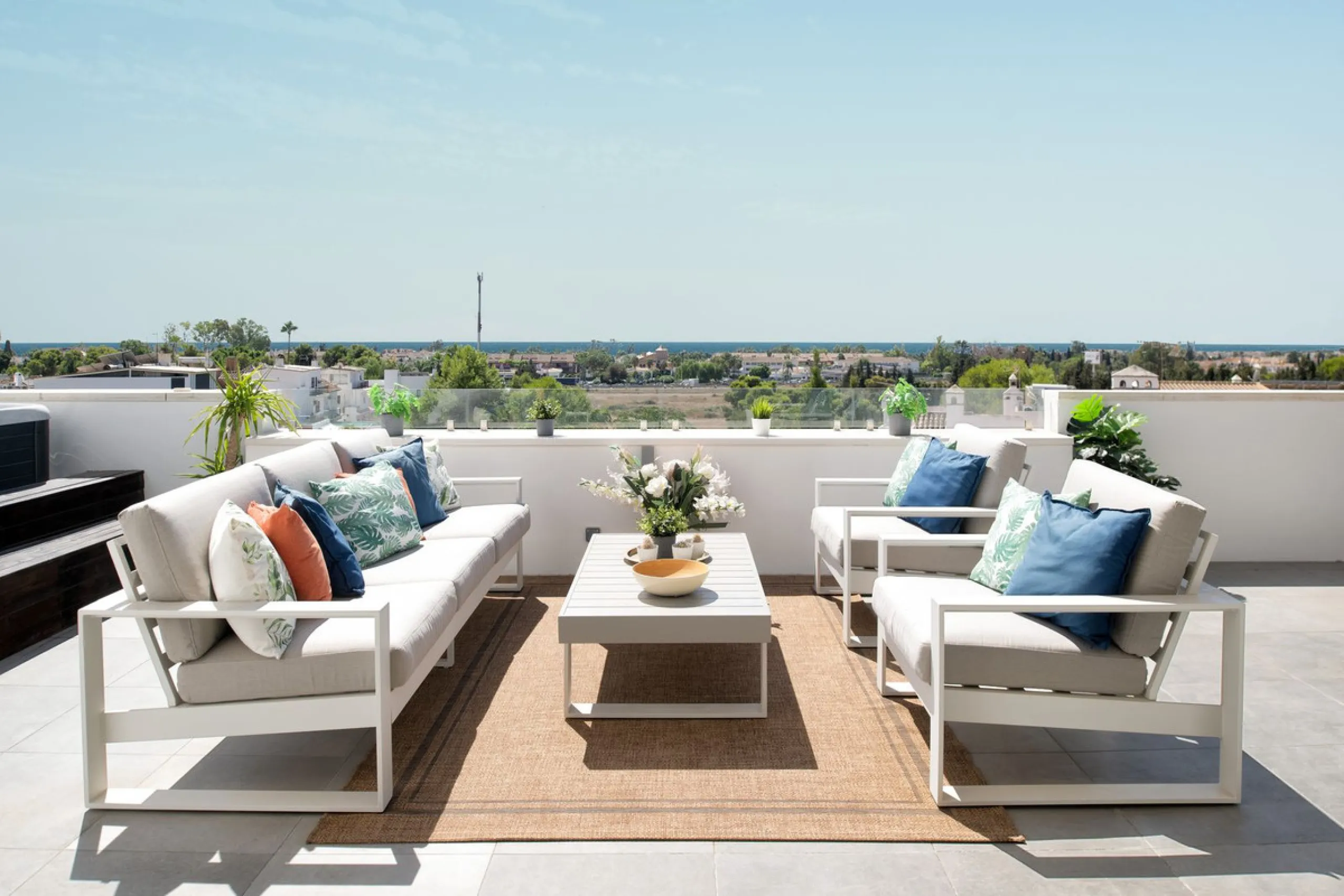 COMPLETELY RENOVATED PENTHOUSE NEAR PUERTO BANUS & MARBELLA WITH FANTASTIC VIEWS