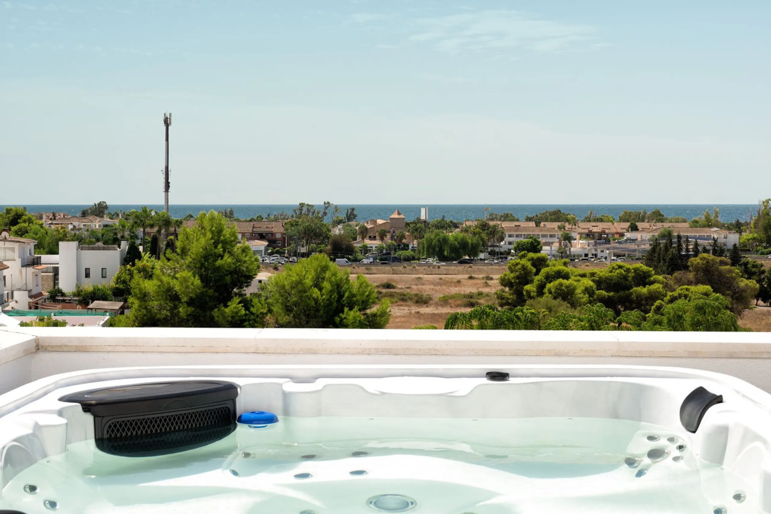 COMPLETELY RENOVATED PENTHOUSE NEAR PUERTO BANUS & MARBELLA WITH FANTASTIC VIEWS