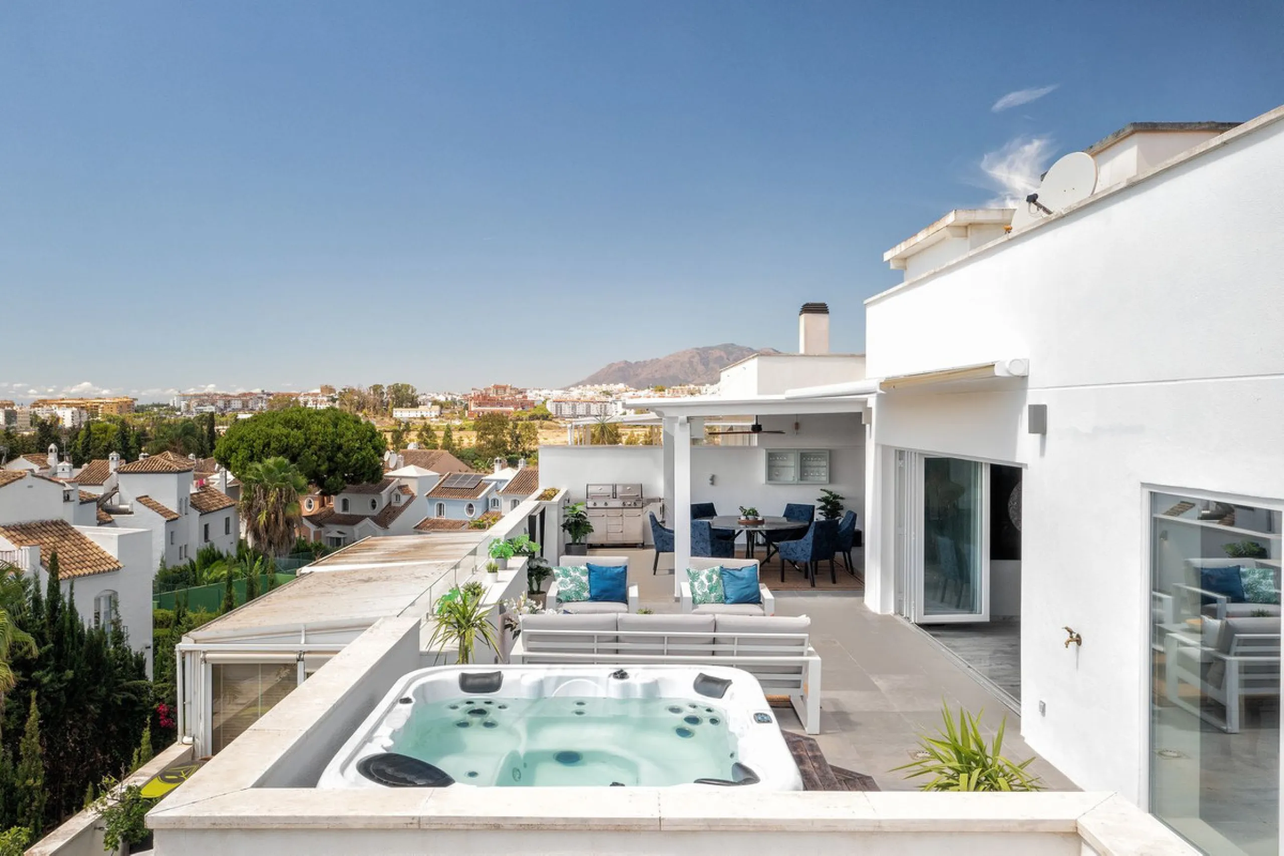 COMPLETELY RENOVATED PENTHOUSE NEAR PUERTO BANUS & MARBELLA WITH FANTASTIC VIEWS
