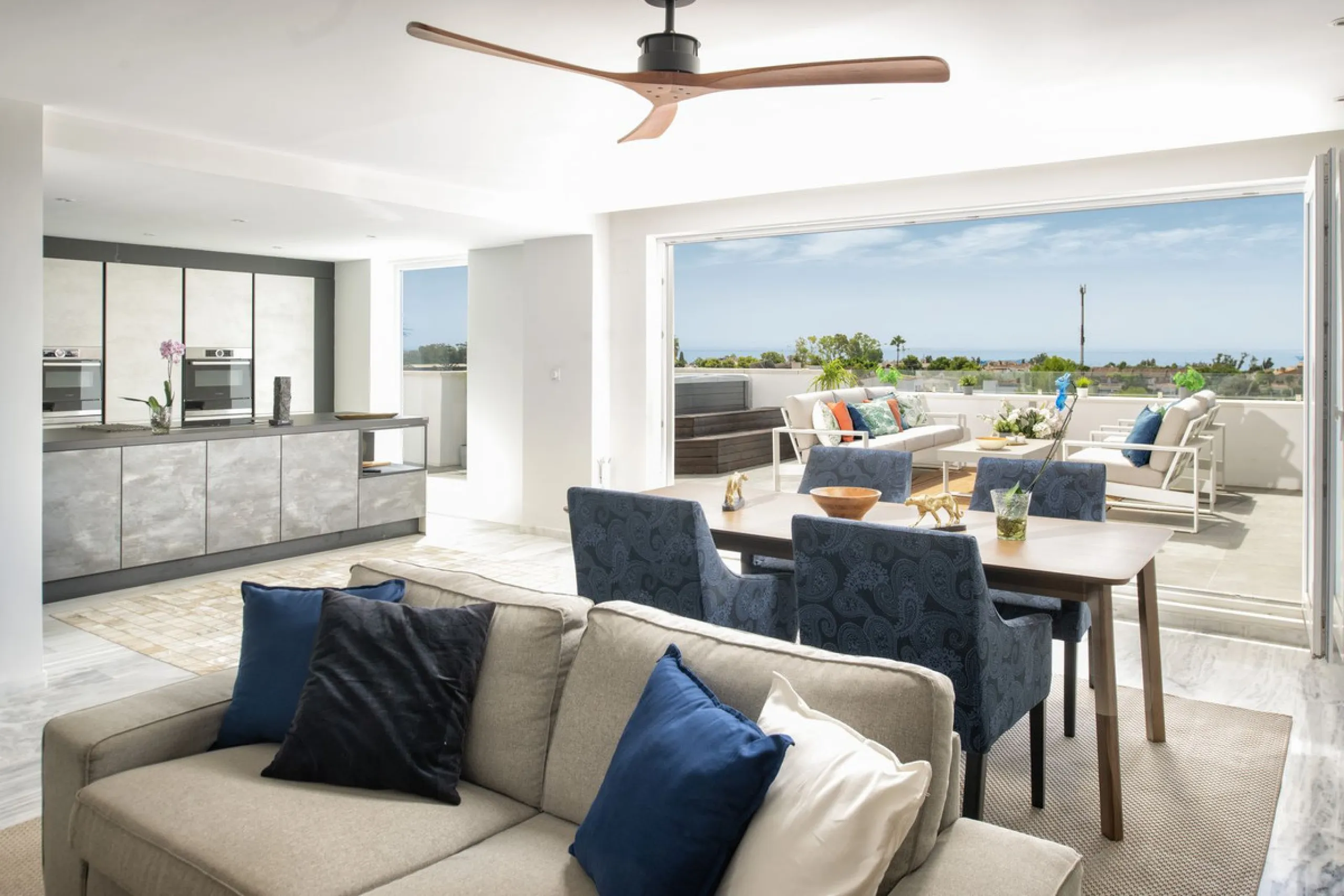 COMPLETELY RENOVATED PENTHOUSE NEAR PUERTO BANUS & MARBELLA WITH FANTASTIC VIEWS