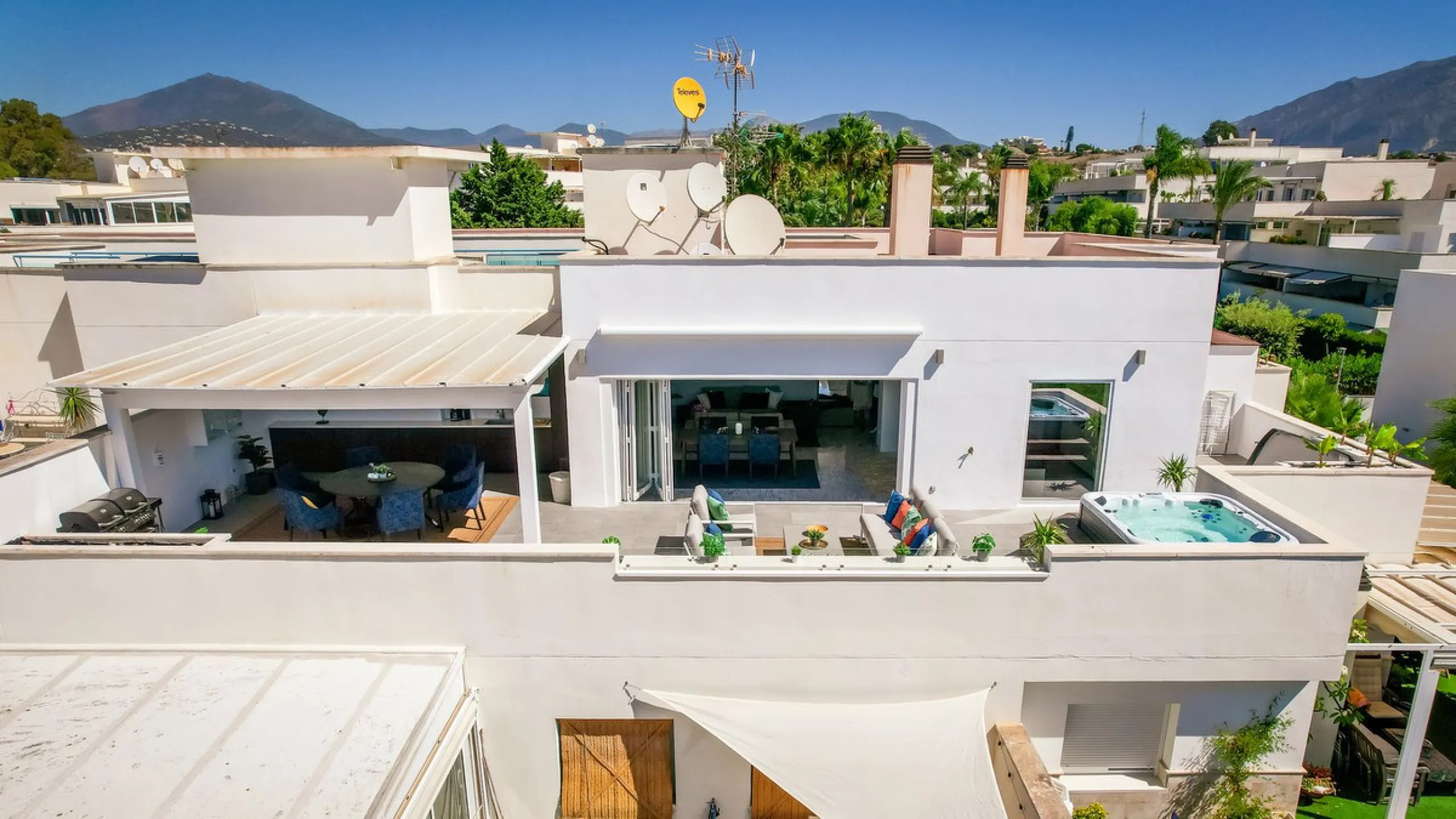 COMPLETELY RENOVATED PENTHOUSE NEAR PUERTO BANUS & MARBELLA WITH FANTASTIC VIEWS