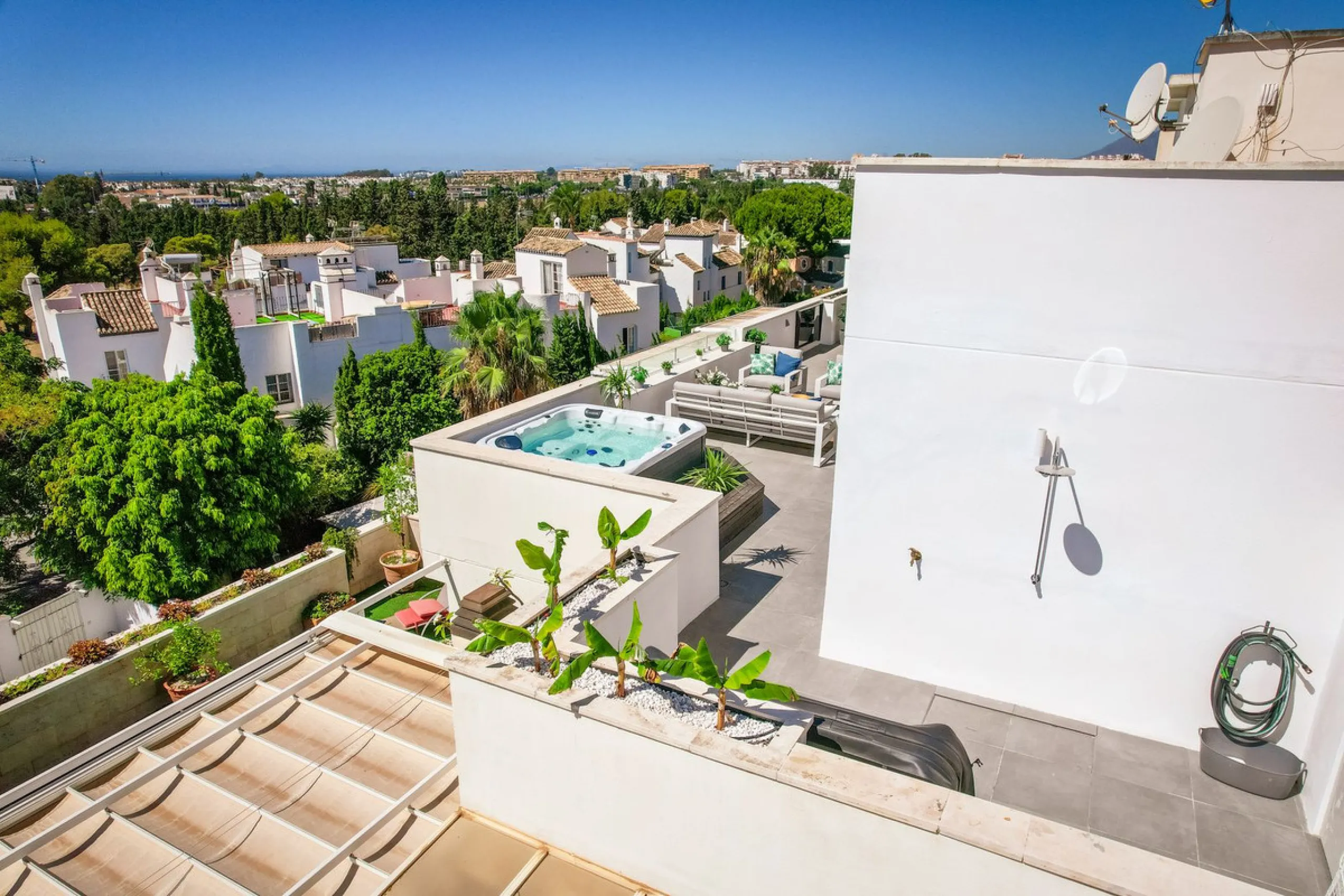 COMPLETELY RENOVATED PENTHOUSE NEAR PUERTO BANUS & MARBELLA WITH FANTASTIC VIEWS