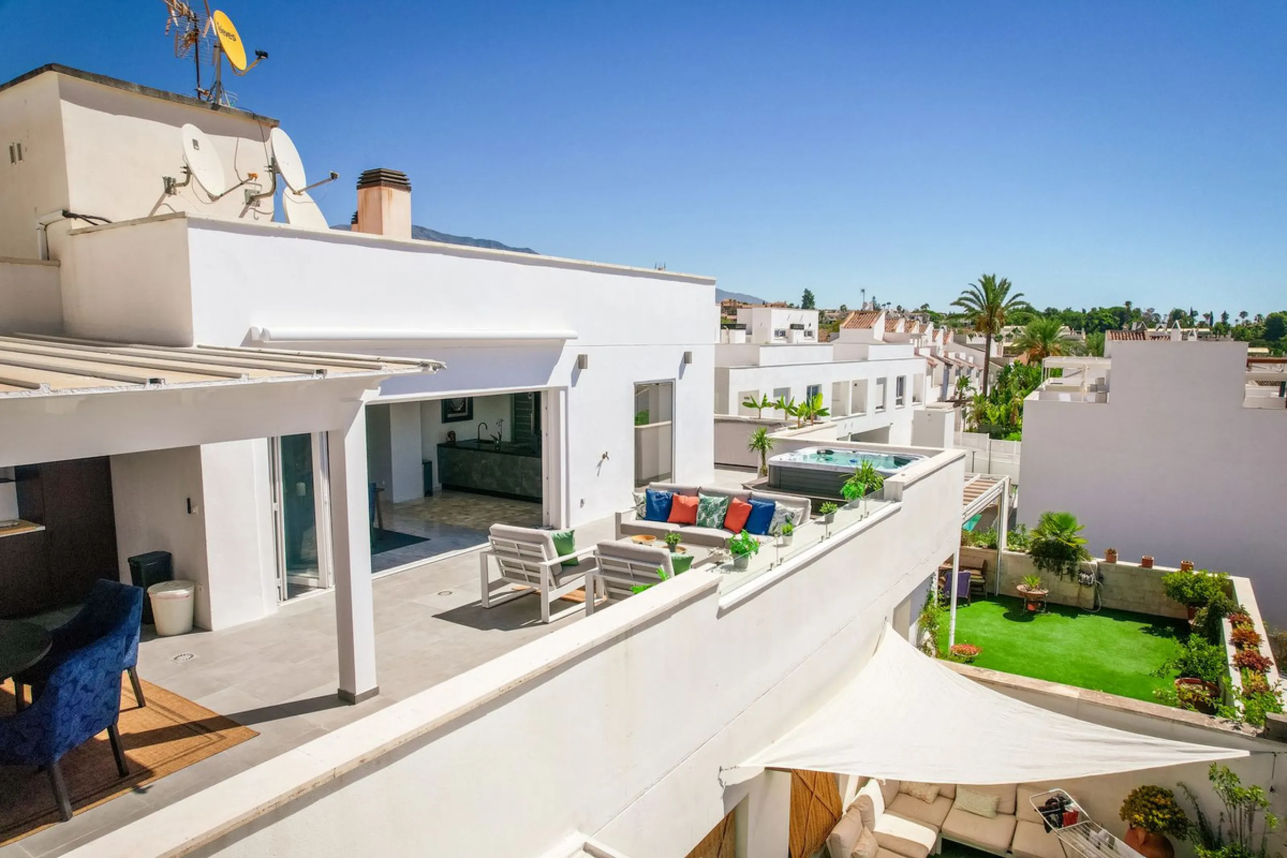 COMPLETELY RENOVATED PENTHOUSE NEAR PUERTO BANUS & MARBELLA WITH FANTASTIC VIEWS