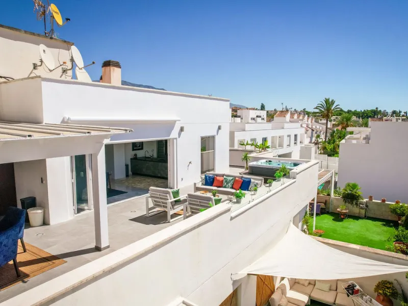 COMPLETELY RENOVATED PENTHOUSE NEAR PUERTO BANUS & MARBELLA WITH FANTASTIC VIEWS
