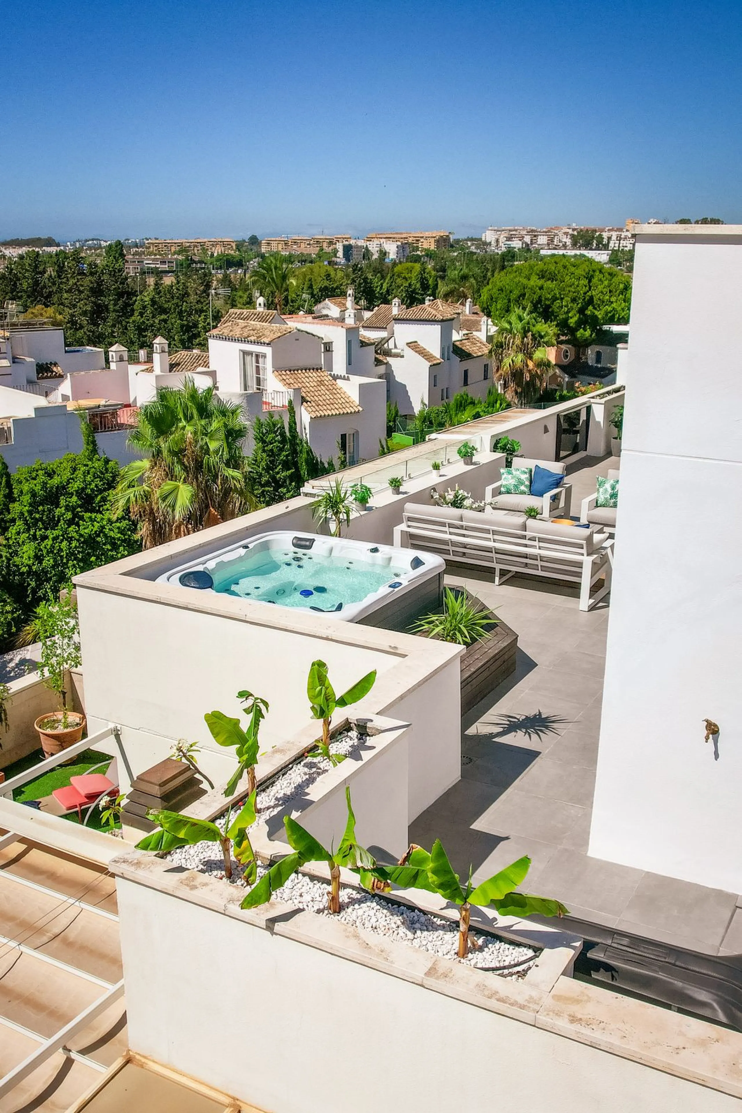 COMPLETELY RENOVATED PENTHOUSE NEAR PUERTO BANUS & MARBELLA WITH FANTASTIC VIEWS