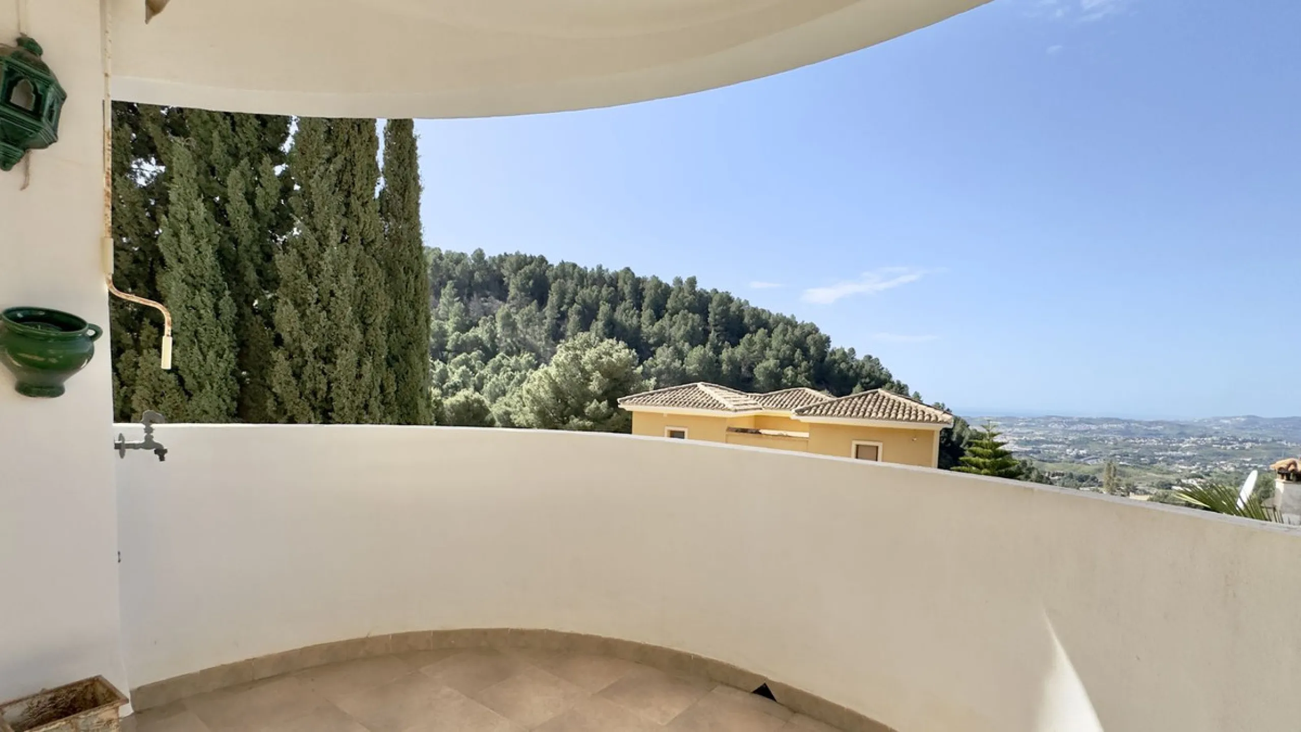Corner townhouse with stunning sea views, large private garden and great potential – Buena Vista, Mijas