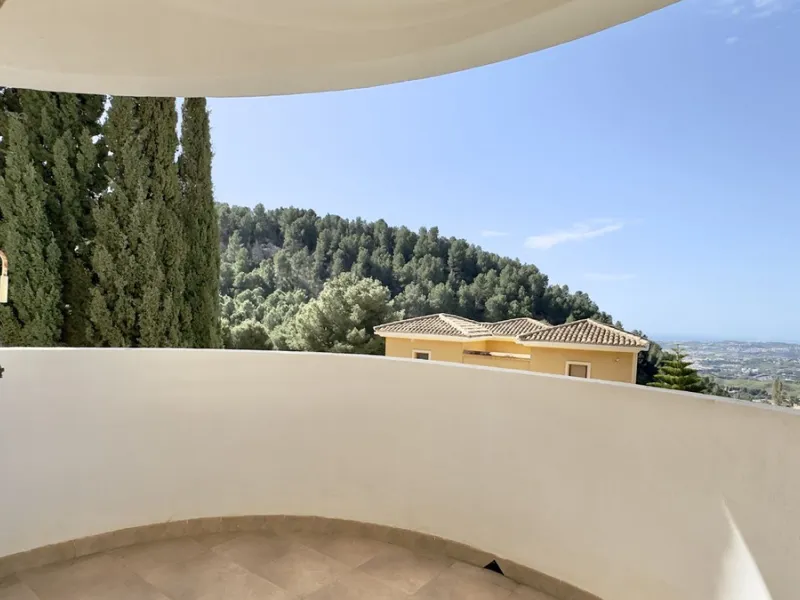 Corner townhouse with stunning sea views, large private garden and great potential – Buena Vista, Mijas