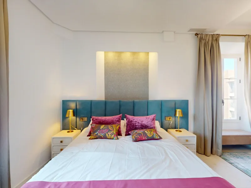 Experience this beautifully renovated top floor apartment in a stylish blend of luxury, aristocracy, and modern design. Located on the third floor (with elevator access), this south-west facing apartment is flooded with natural light and boasts high ceili