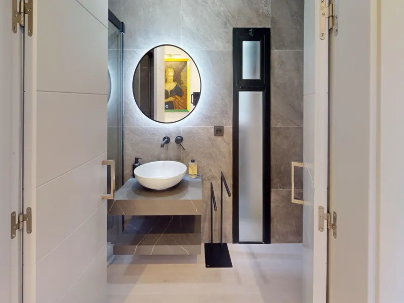 Experience this beautifully renovated top floor apartment in a stylish blend of luxury, aristocracy, and modern design. Located on the third floor (with elevator access), this south-west facing apartment is flooded with natural light and boasts high ceili
