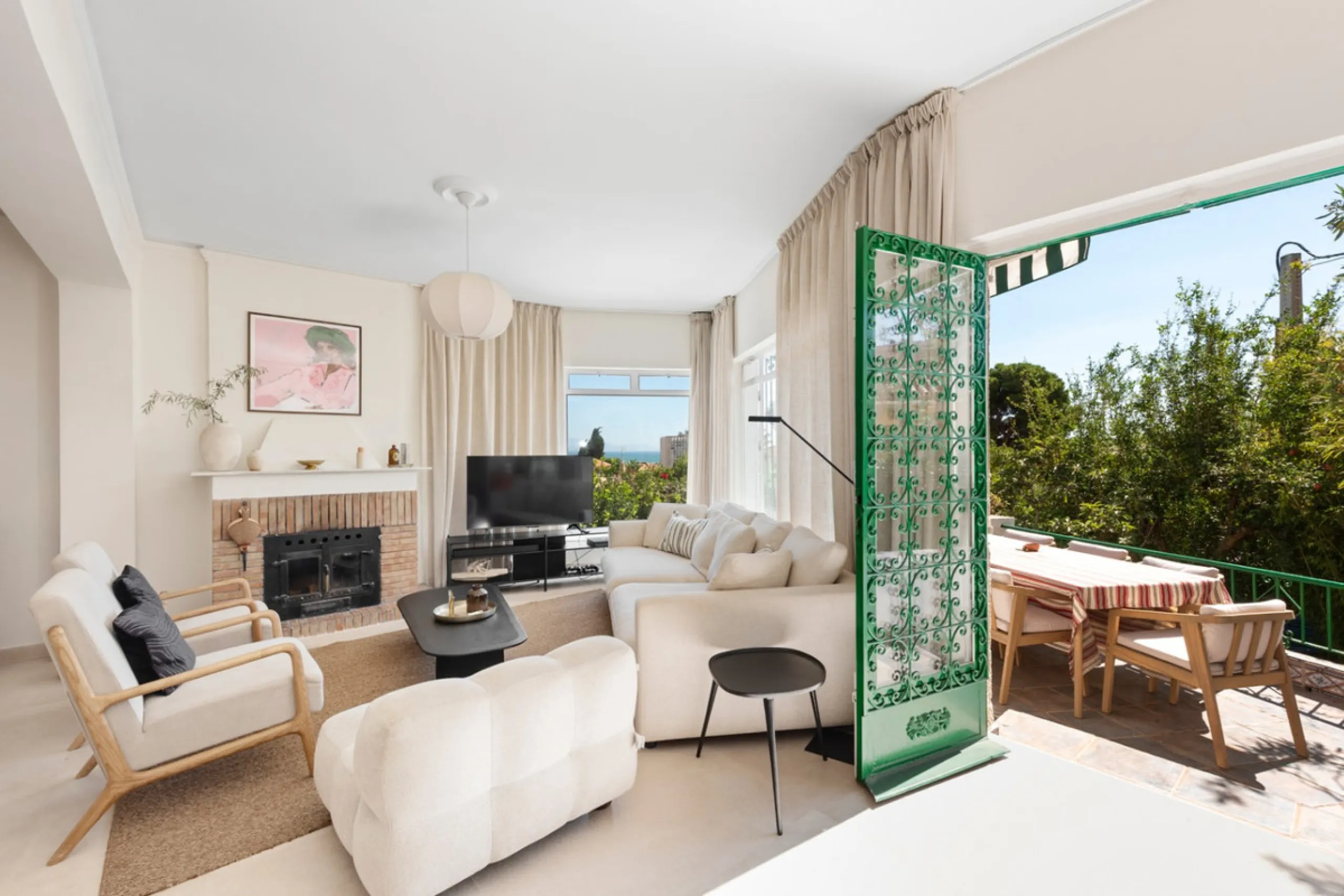 House - Detached Villa в продаже в Torremolinos, Málaga. В доме 5 спален и 3 ванных комнат. Площадь дома 228 м². Площадь участка 545 м²