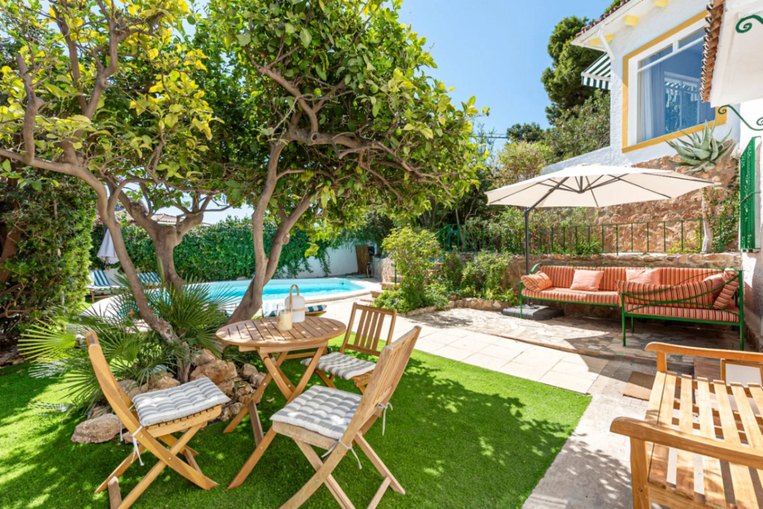 House - Detached Villa в продаже в Torremolinos, Málaga. В доме 5 спален и 3 ванных комнат. Площадь дома 228 м². Площадь участка 545 м²
