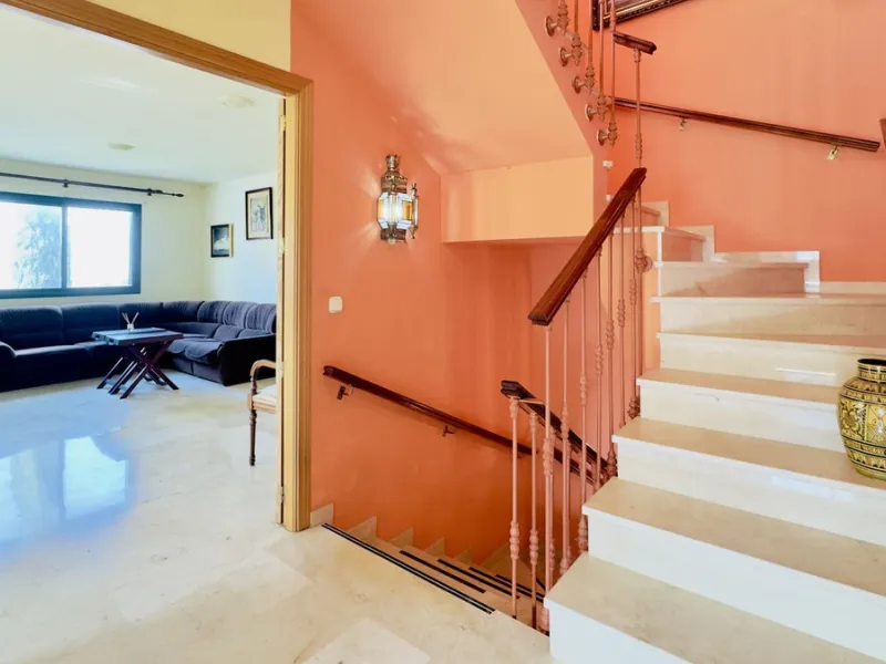 Corner townhouse with stunning sea views, large private garden and great potential – Buena Vista, Mijas