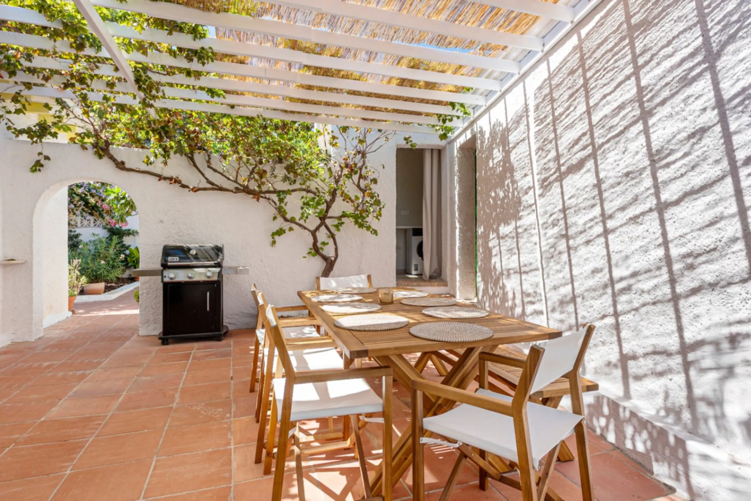 House - Detached Villa в продаже в Torremolinos, Málaga. В доме 5 спален и 3 ванных комнат. Площадь дома 228 м². Площадь участка 545 м²