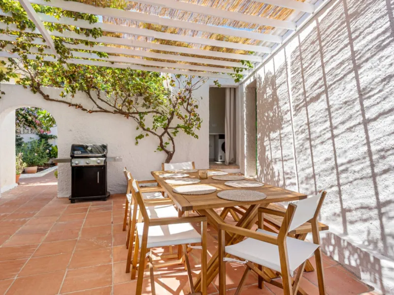 House - Detached Villa в продаже в Torremolinos, Málaga. В доме 5 спален и 3 ванных комнат. Площадь дома 228 м². Площадь участка 545 м²