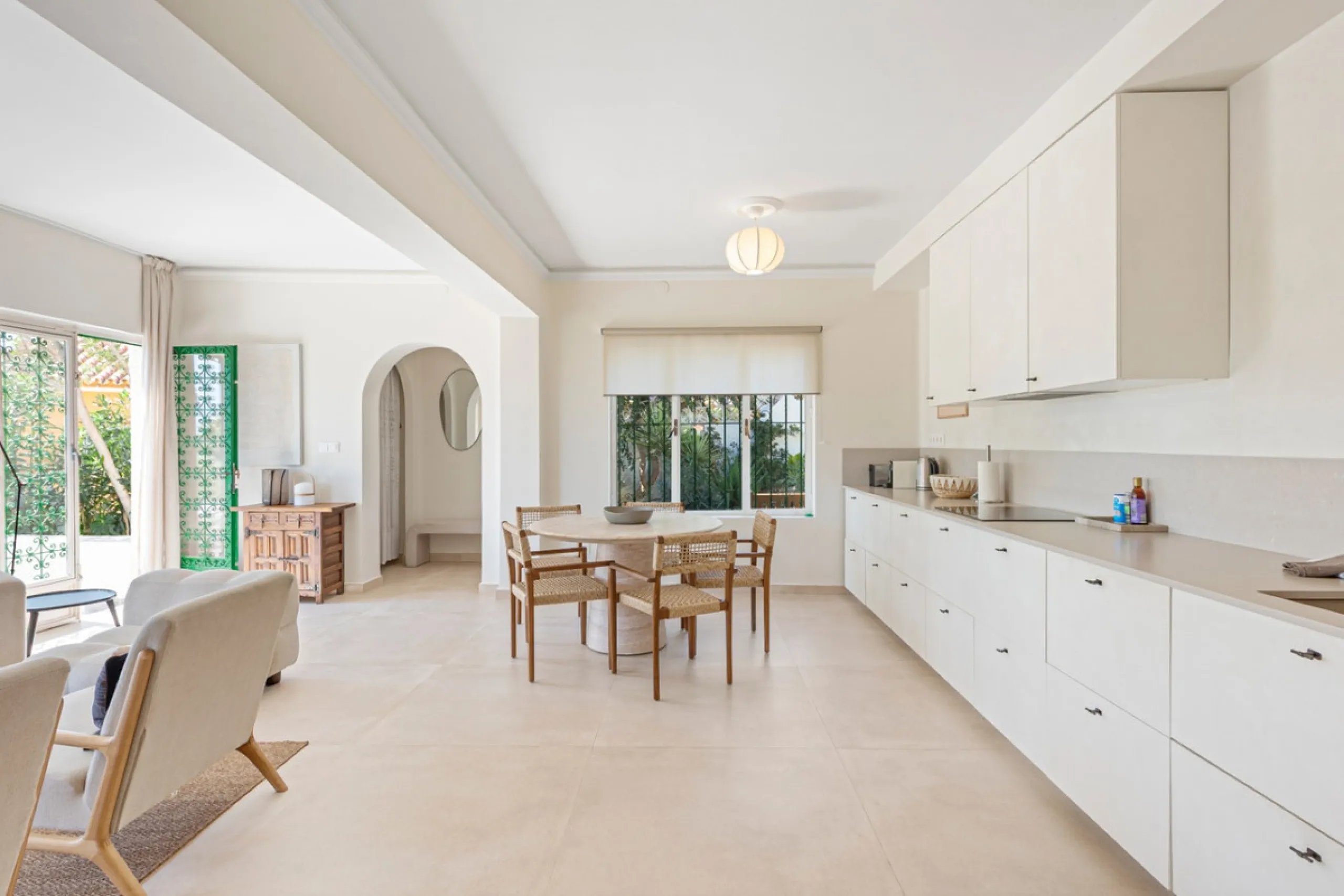 House - Detached Villa в продаже в Torremolinos, Málaga. В доме 5 спален и 3 ванных комнат. Площадь дома 228 м². Площадь участка 545 м²
