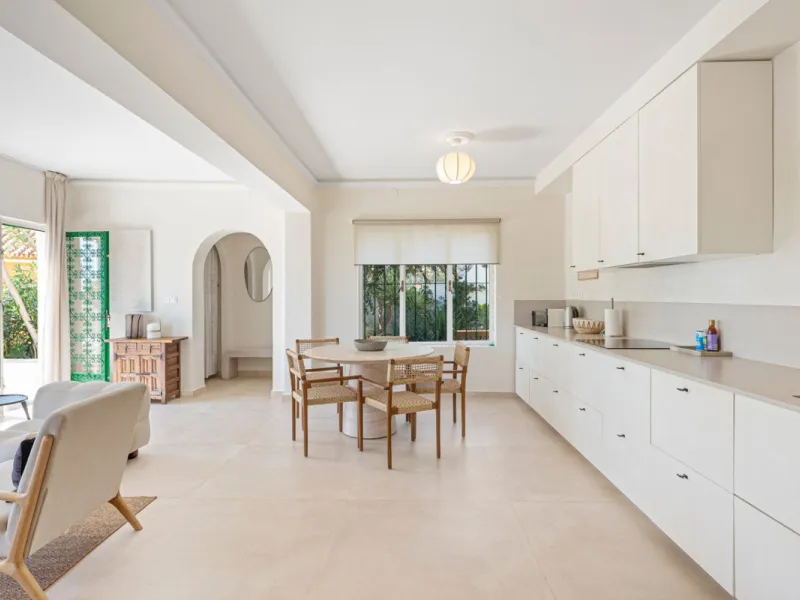 House - Detached Villa в продаже в Torremolinos, Málaga. В доме 5 спален и 3 ванных комнат. Площадь дома 228 м². Площадь участка 545 м²