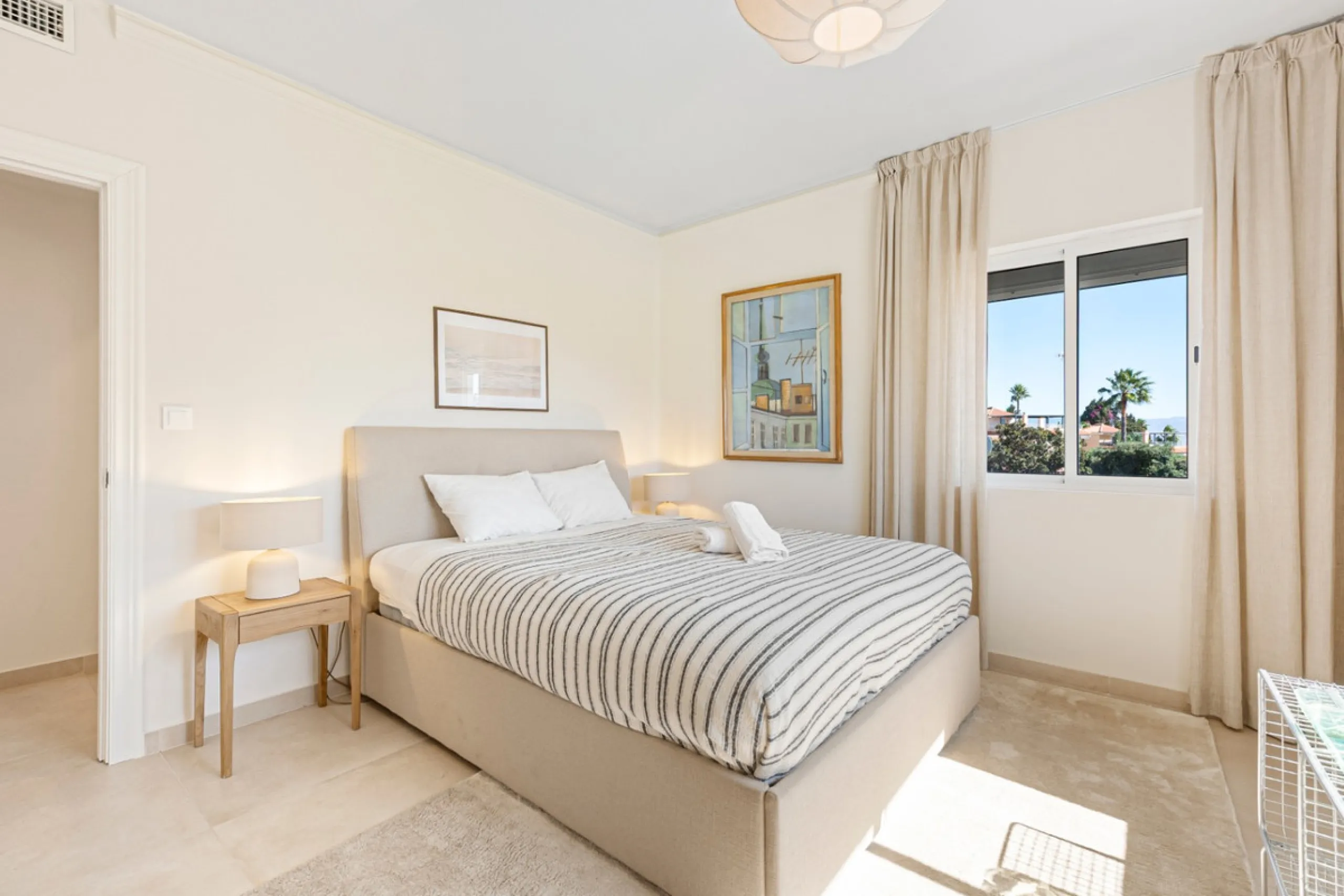 House - Detached Villa в продаже в Torremolinos, Málaga. В доме 5 спален и 3 ванных комнат. Площадь дома 228 м². Площадь участка 545 м²