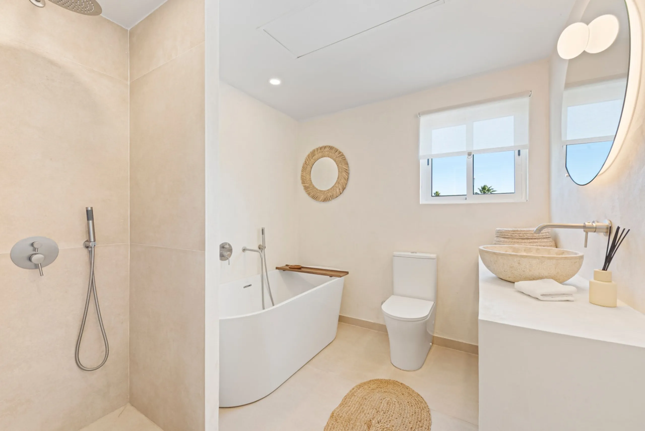 House - Detached Villa в продаже в Torremolinos, Málaga. В доме 5 спален и 3 ванных комнат. Площадь дома 228 м². Площадь участка 545 м²