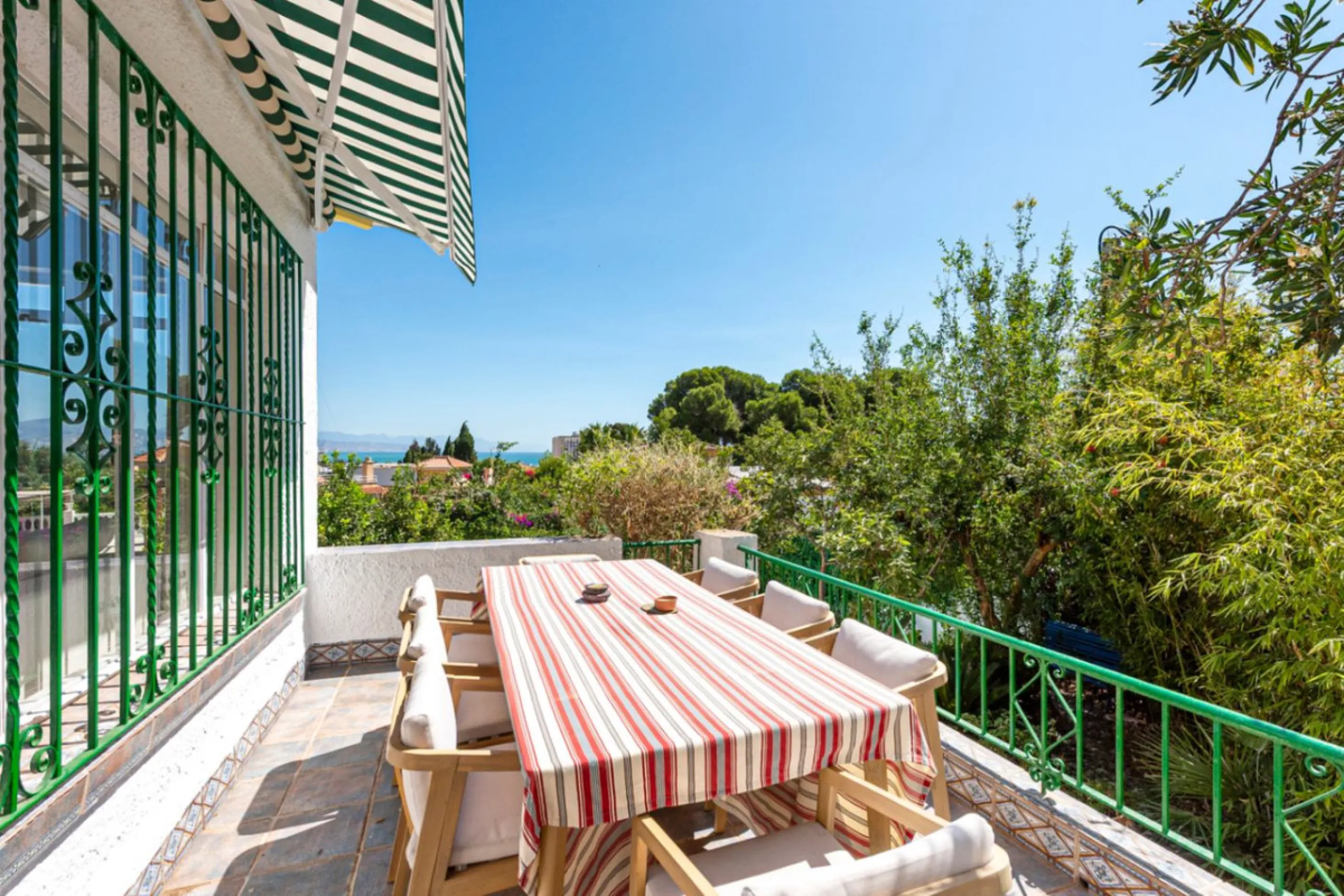 House - Detached Villa в продаже в Torremolinos, Málaga. В доме 5 спален и 3 ванных комнат. Площадь дома 228 м². Площадь участка 545 м²