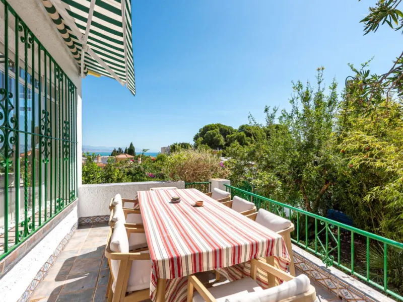 House - Detached Villa в продаже в Torremolinos, Málaga. В доме 5 спален и 3 ванных комнат. Площадь дома 228 м². Площадь участка 545 м²