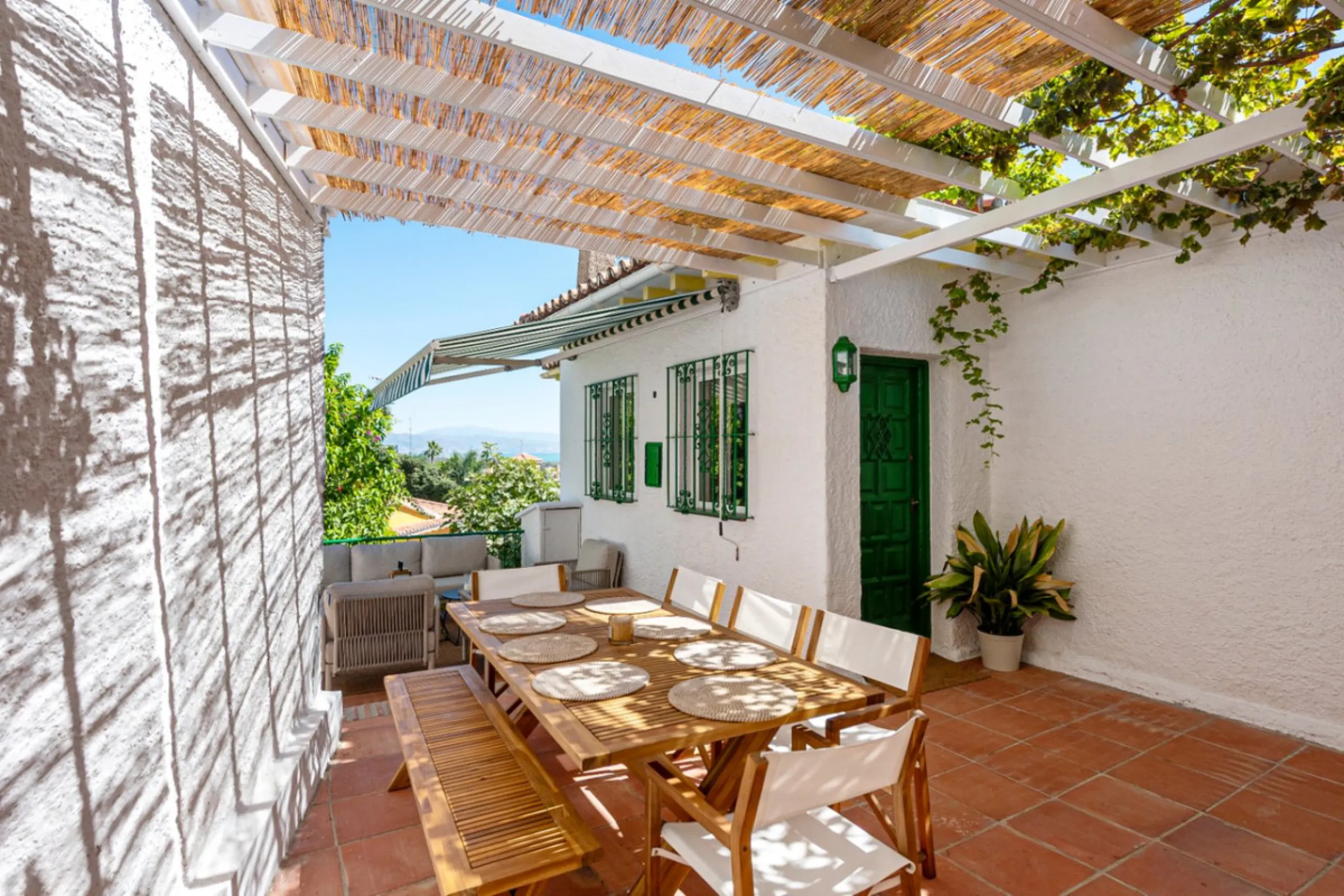 House - Detached Villa в продаже в Torremolinos, Málaga. В доме 5 спален и 3 ванных комнат. Площадь дома 228 м². Площадь участка 545 м²