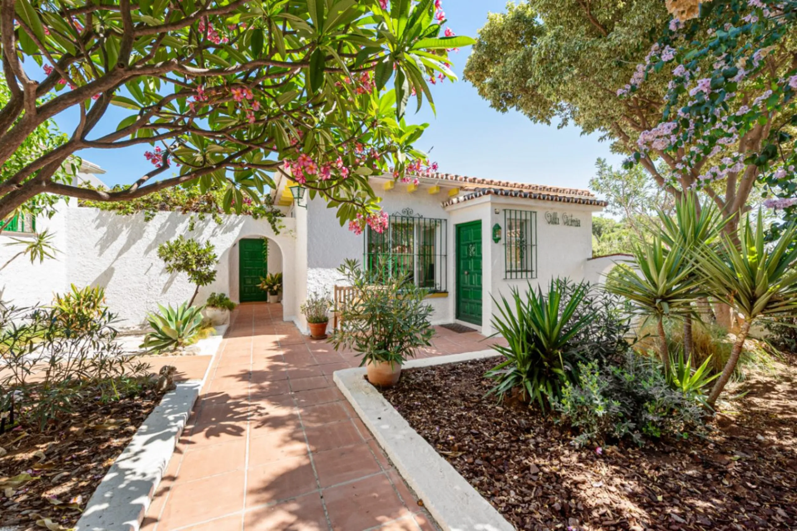 House - Detached Villa в продаже в Torremolinos, Málaga. В доме 5 спален и 3 ванных комнат. Площадь дома 228 м². Площадь участка 545 м²