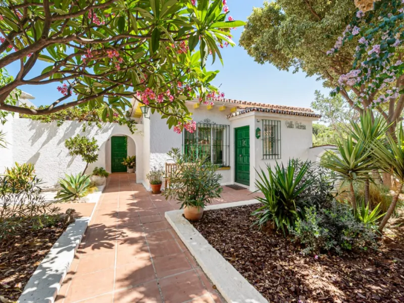 House - Detached Villa в продаже в Torremolinos, Málaga. В доме 5 спален и 3 ванных комнат. Площадь дома 228 м². Площадь участка 545 м²