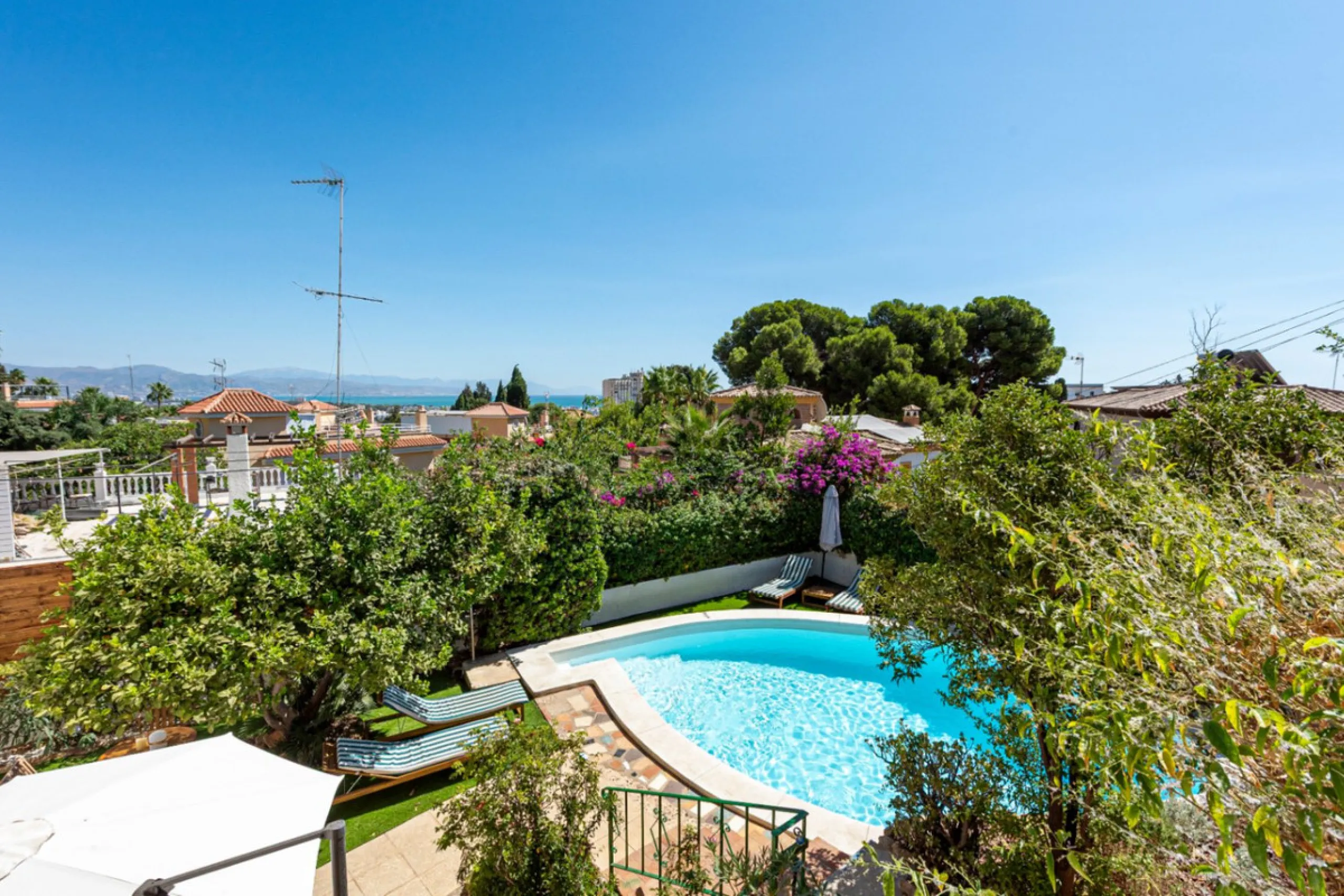 House - Detached Villa в продаже в Torremolinos, Málaga. В доме 5 спален и 3 ванных комнат. Площадь дома 228 м². Площадь участка 545 м²