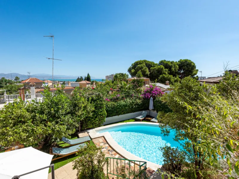 House - Detached Villa в продаже в Torremolinos, Málaga. В доме 5 спален и 3 ванных комнат. Площадь дома 228 м². Площадь участка 545 м²