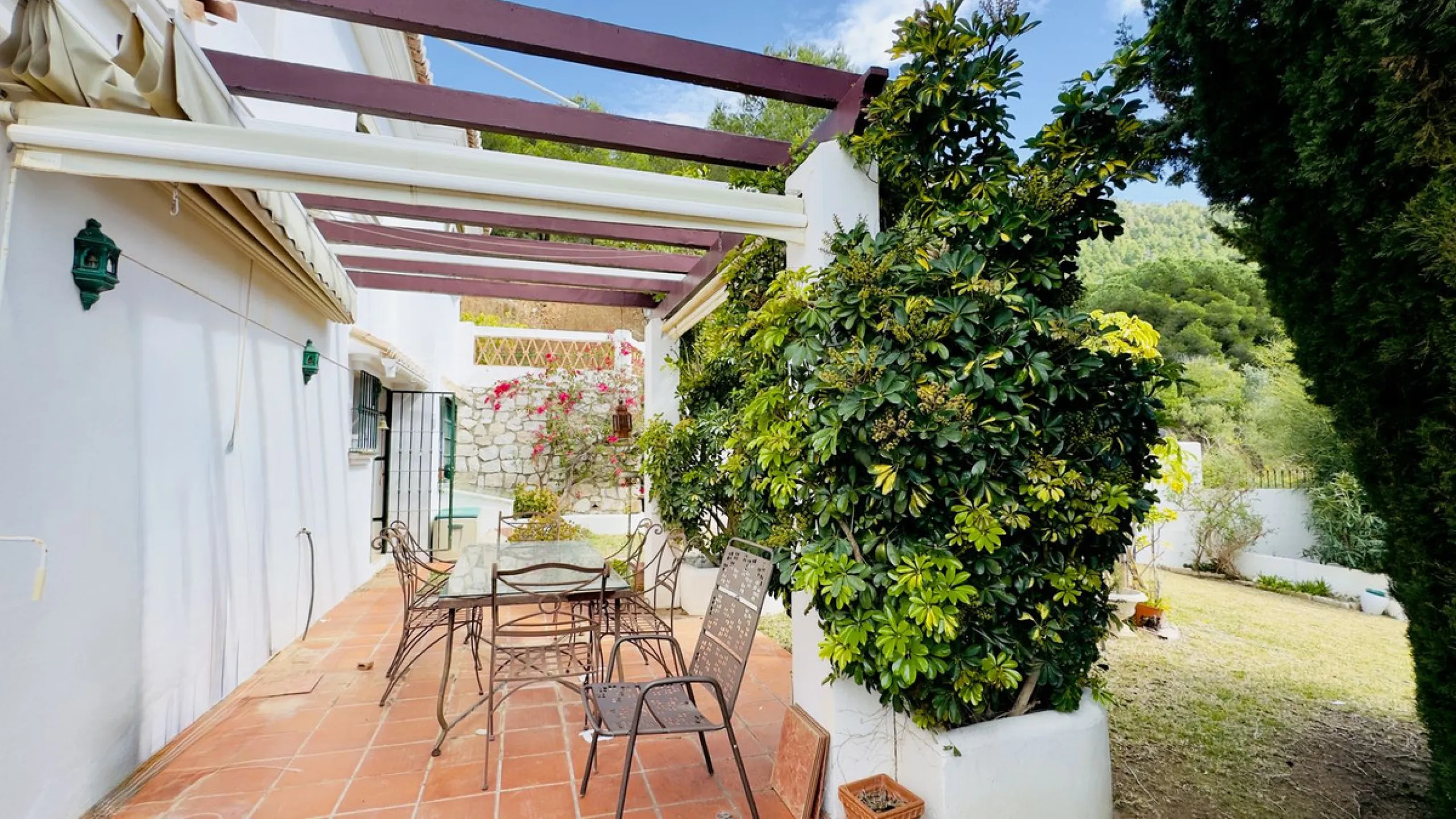 Corner townhouse with stunning sea views, large private garden and great potential – Buena Vista, Mijas