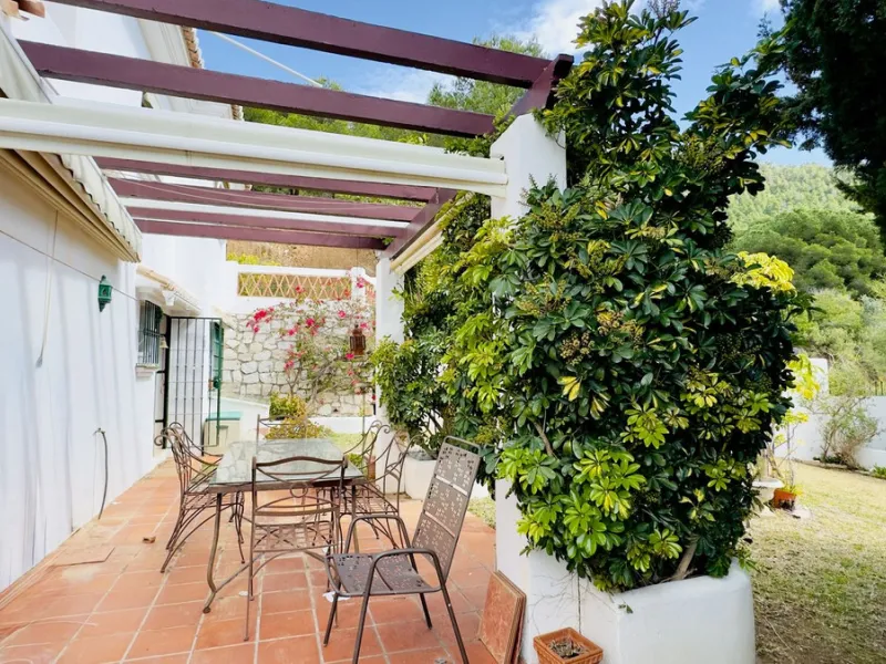 Corner townhouse with stunning sea views, large private garden and great potential – Buena Vista, Mijas