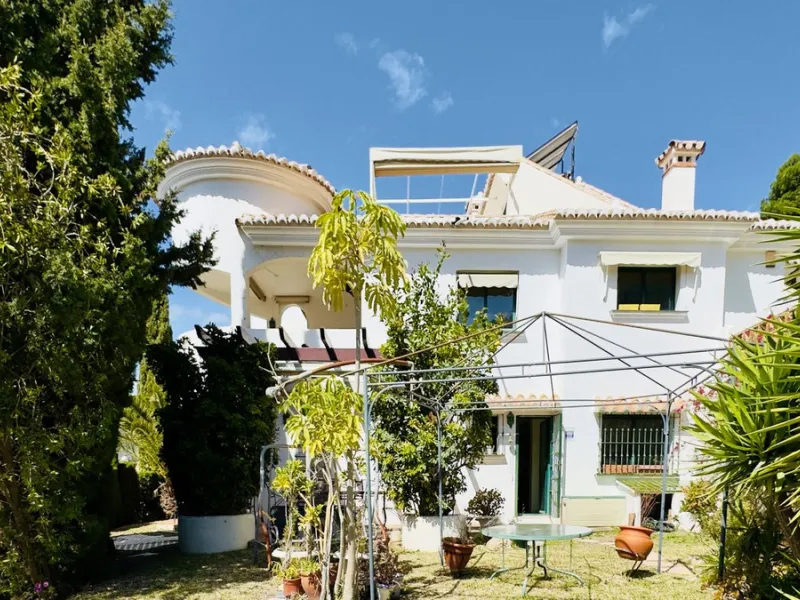 Corner townhouse with stunning sea views, large private garden and great potential – Buena Vista, Mijas