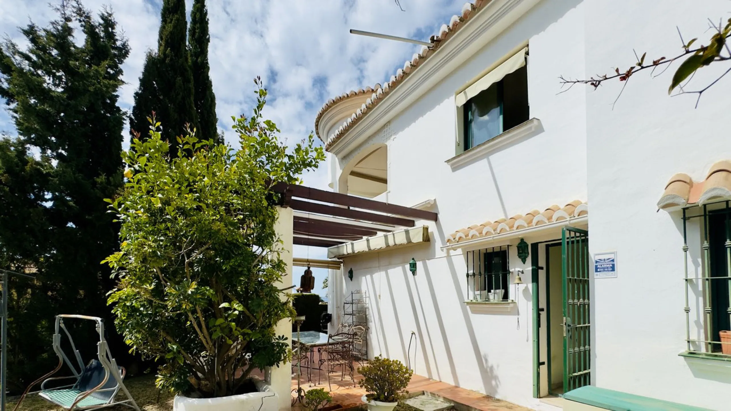 Corner townhouse with stunning sea views, large private garden and great potential – Buena Vista, Mijas
