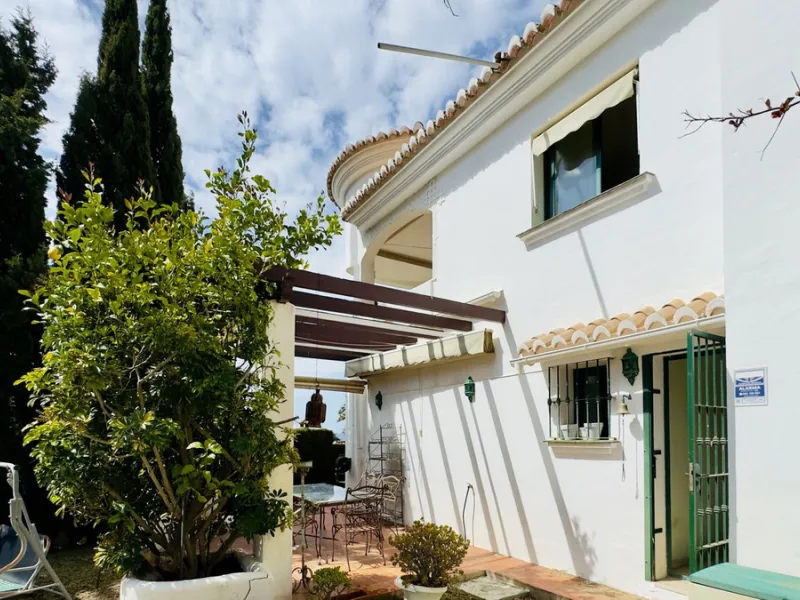Corner townhouse with stunning sea views, large private garden and great potential – Buena Vista, Mijas
