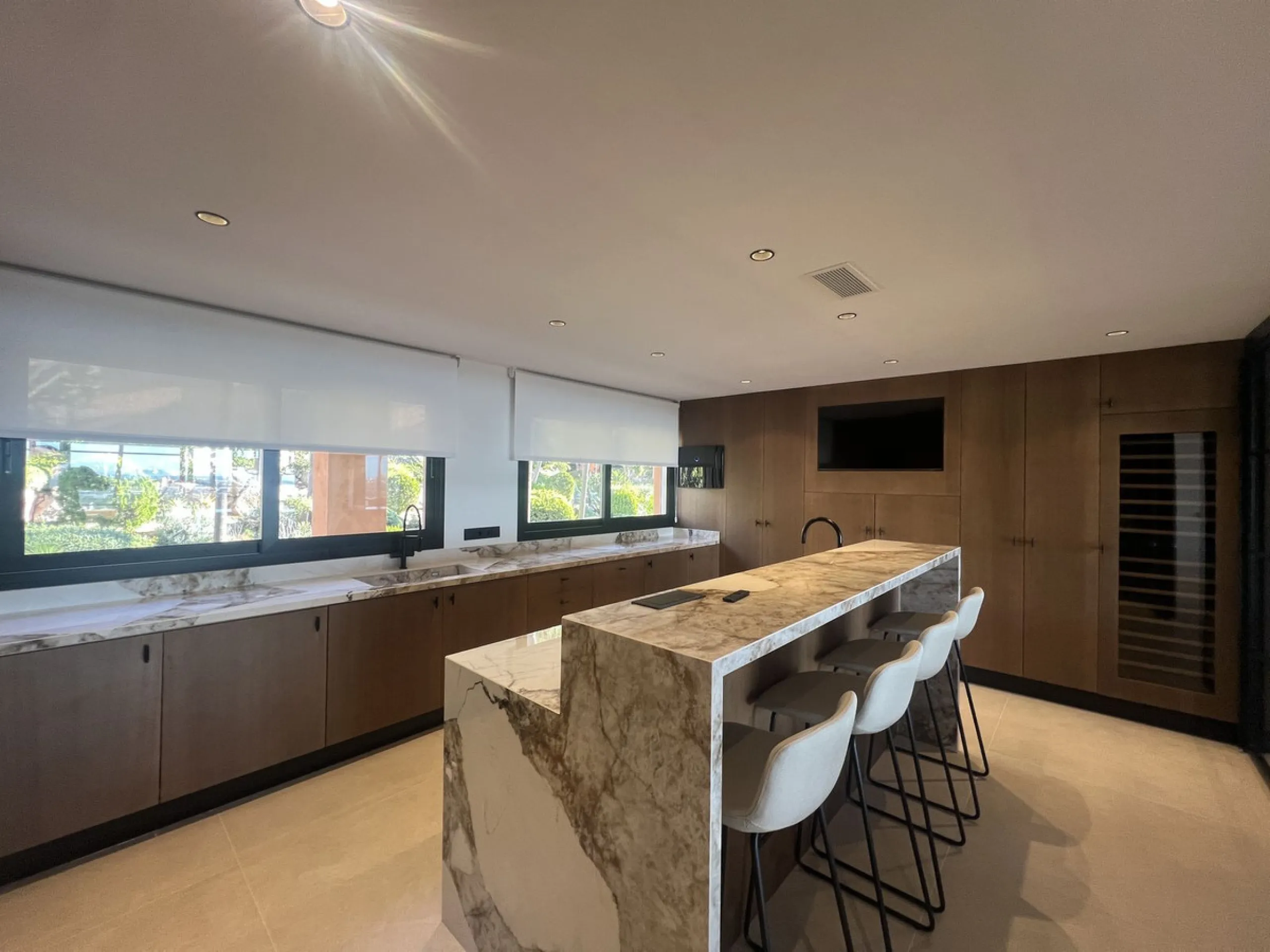 Luxury Fully Renovated Apartment with Panoramic Sea Views in the Heart of Nueva Andalucía