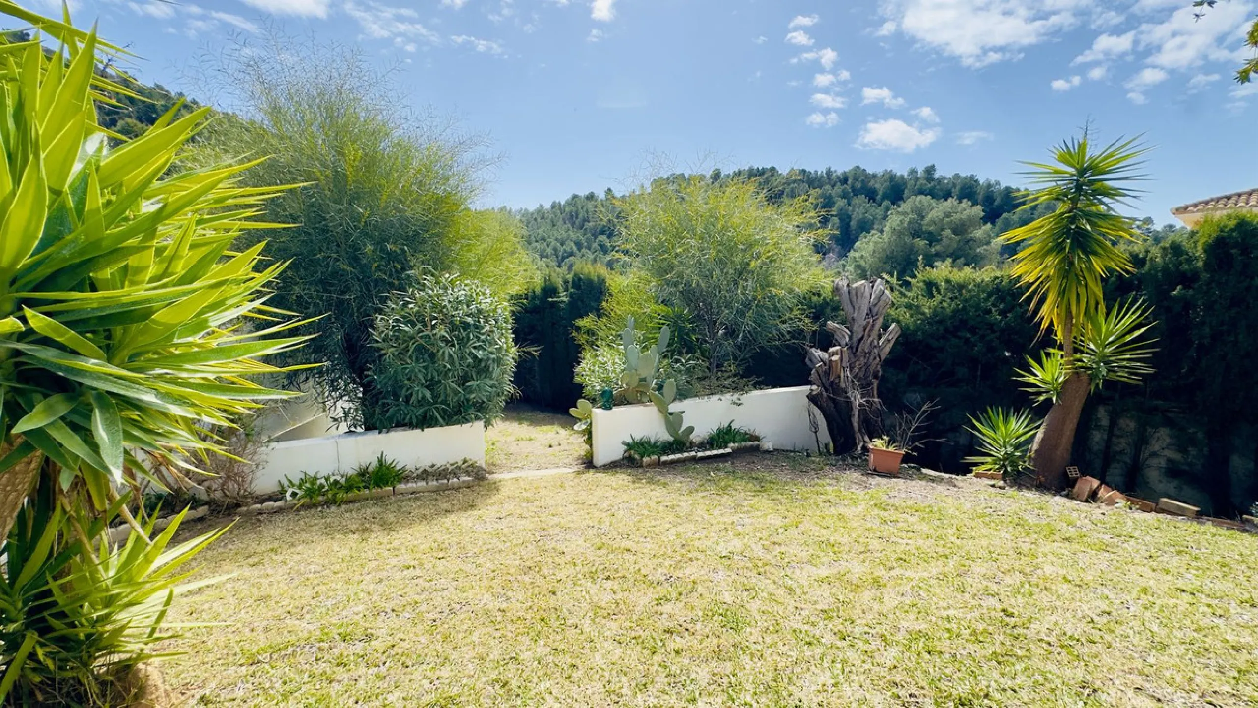 Corner townhouse with stunning sea views, large private garden and great potential – Buena Vista, Mijas