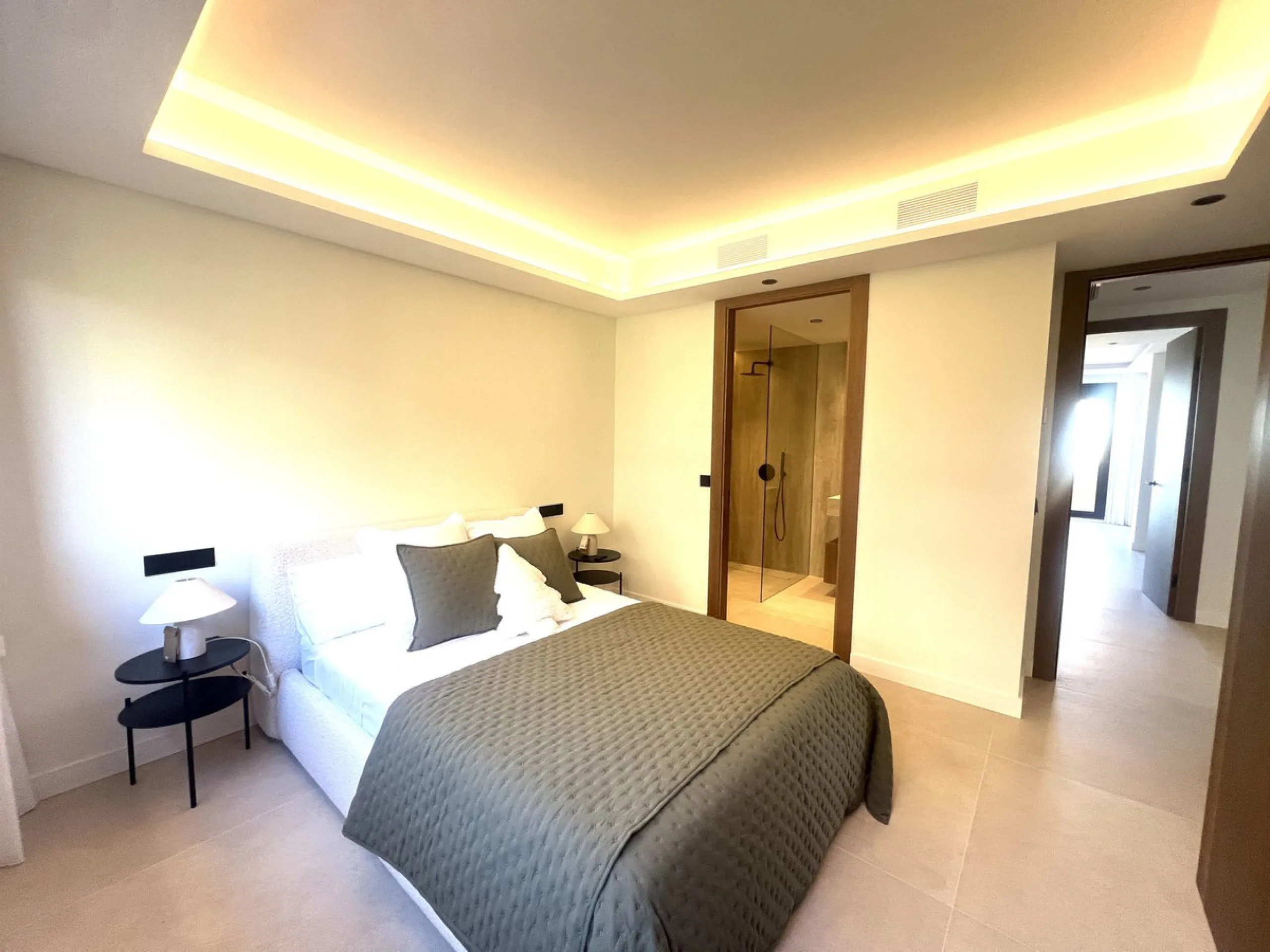 Luxury Fully Renovated Apartment with Panoramic Sea Views in the Heart of Nueva Andalucía