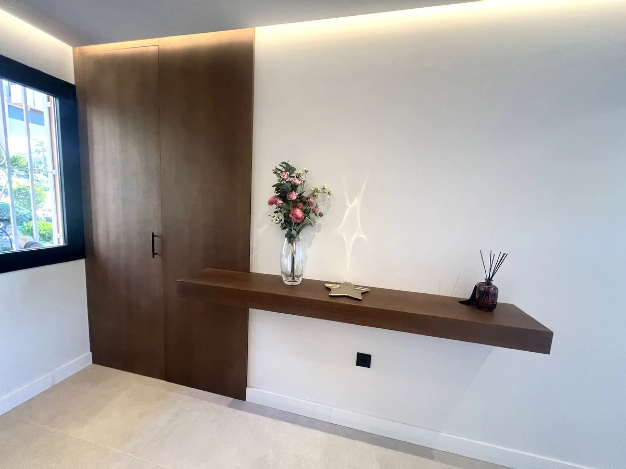 Luxury Fully Renovated Apartment with Panoramic Sea Views in the Heart of Nueva Andalucía